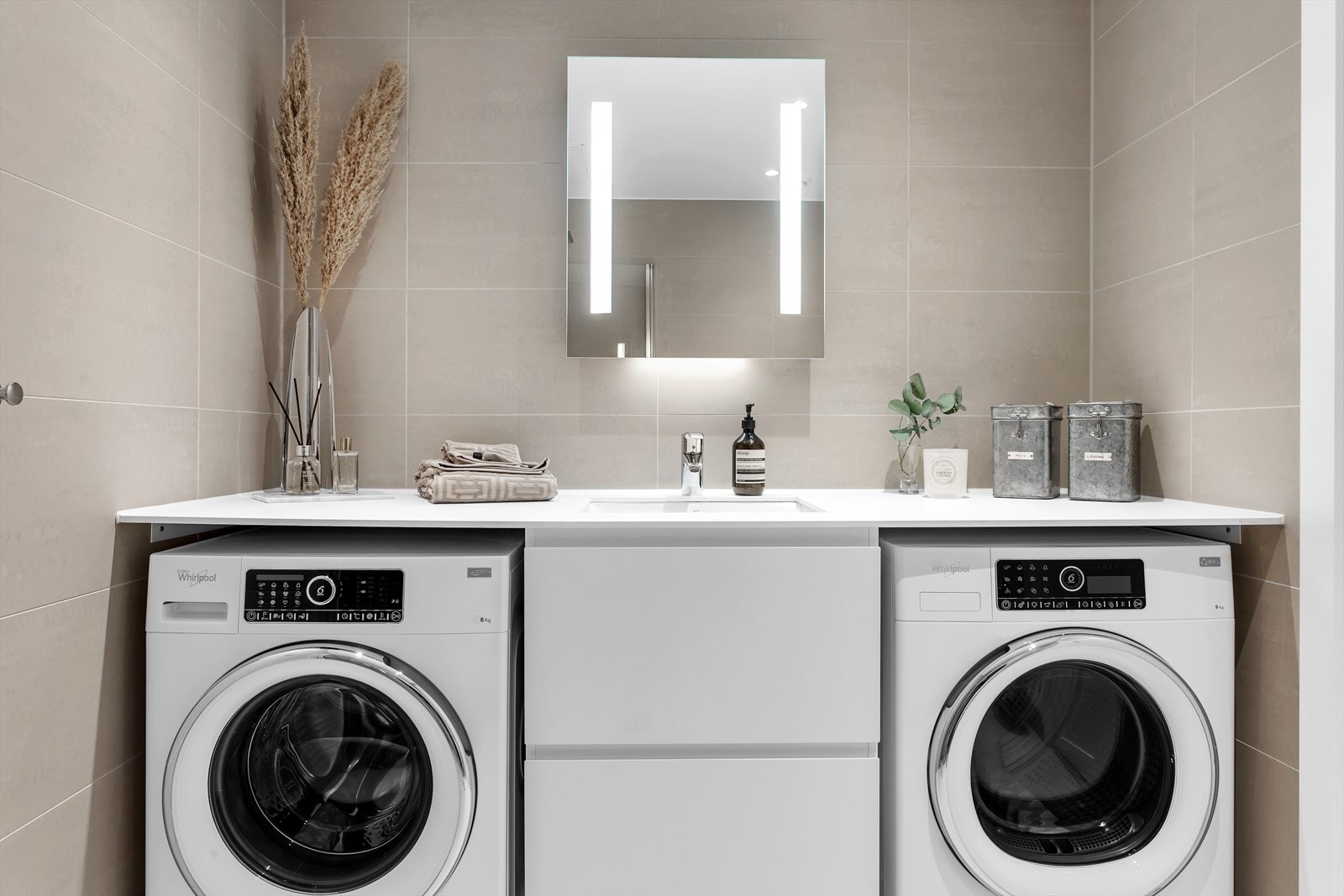 Heldekkende servant på underskap, speil og belysning. Opplegg til vaskemaskin og tørketrommel Galleribilde