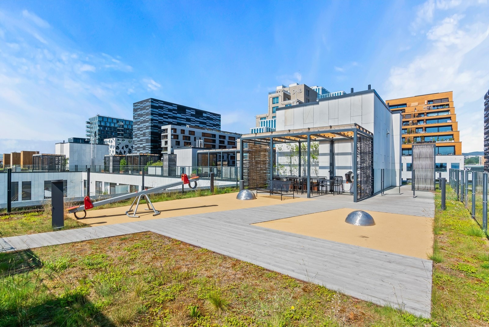 Parsellhage, private avlukker med pergola, kjøkken, grill og lekeareal Galleribilde