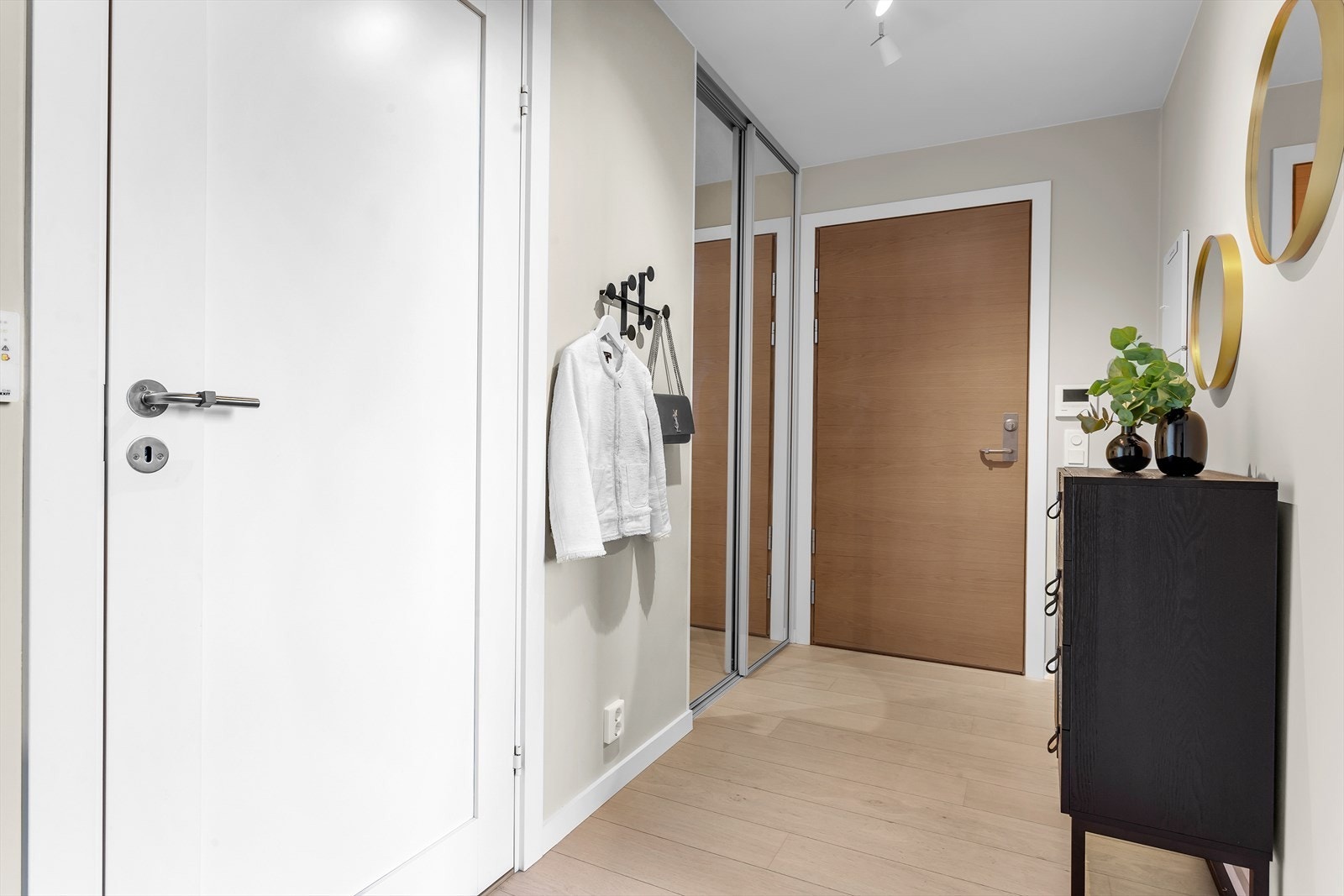 God plass til å henge fra seg. Skyvedørsgarderobe Galleribilde