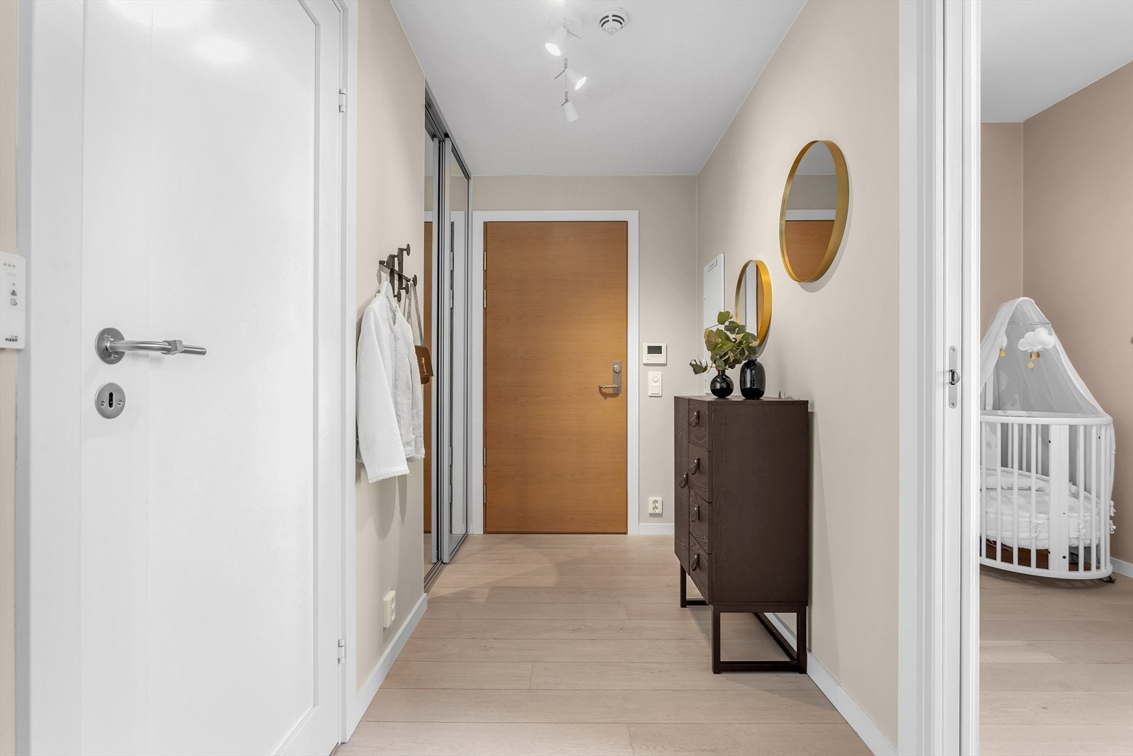 Entré/hall med skyvedørsgarderobe og plass til tilhørende møblement Galleribilde