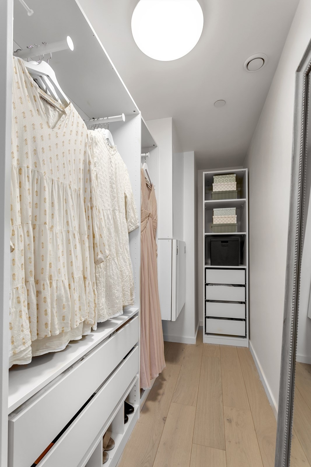 Omkledningsrom med praktisk klesoppbevaring og mye plass Galleribilde