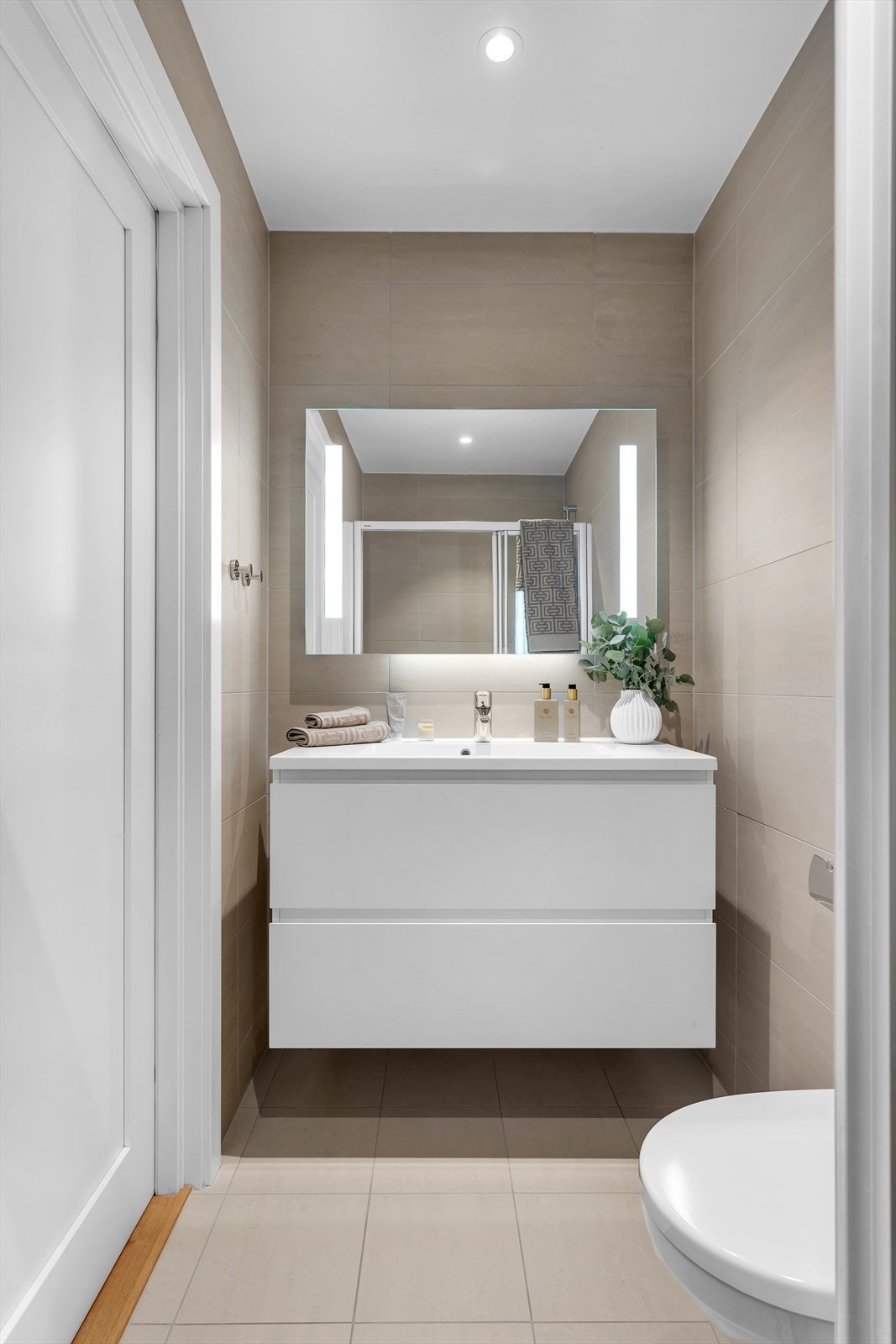 Heldekkende servant på underskap, speil og belysning. Varmekabler i gulv Galleribilde