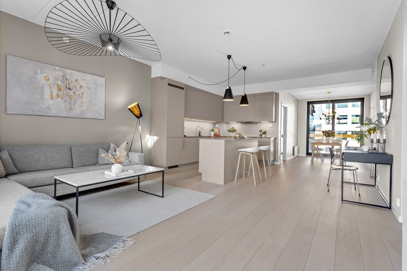 Særdeles lekker eierleilighet med vinduer fra gulv til tak og himlingshøyde på 2,70 meter Galleribilde