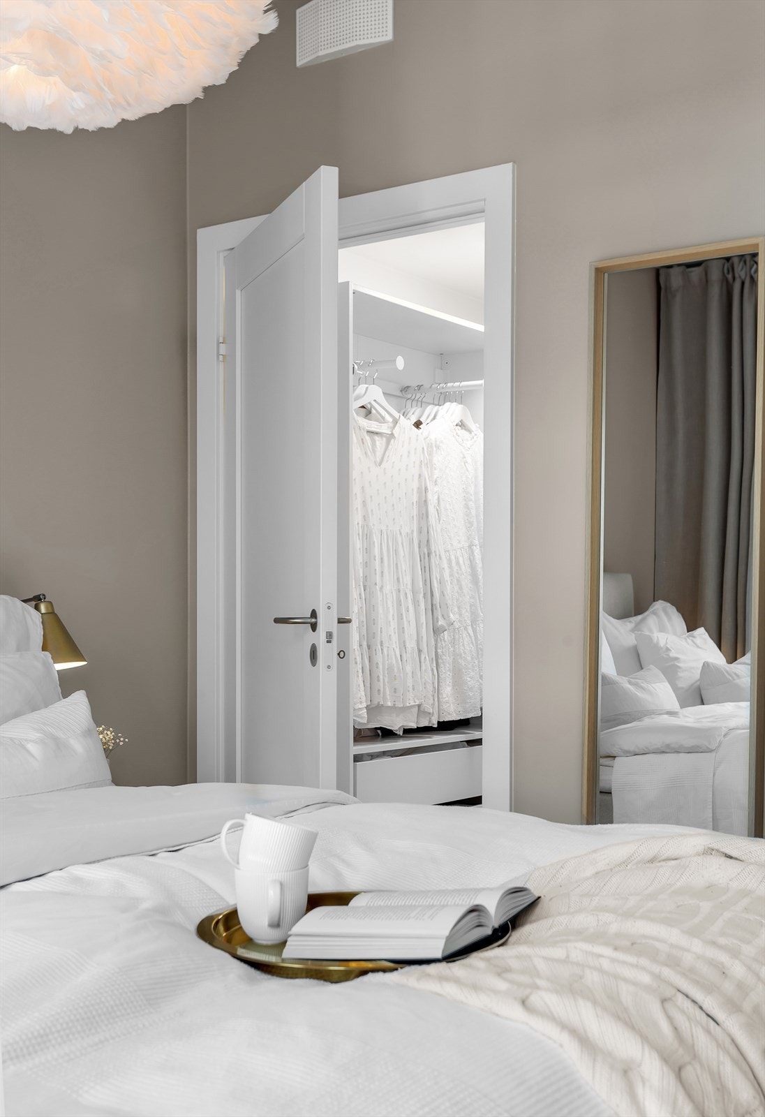 Det ligger i tilknytning til eget omkledningsrom og bad "en suite" Galleribilde