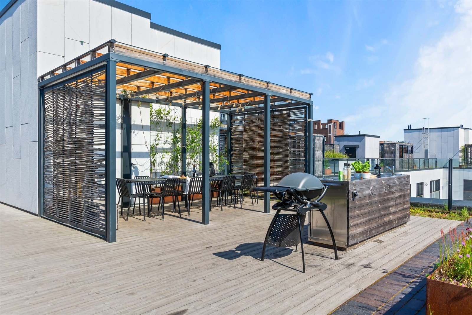 Flott takterrasse med grill, utekjøkken og utemøbler Galleribilde