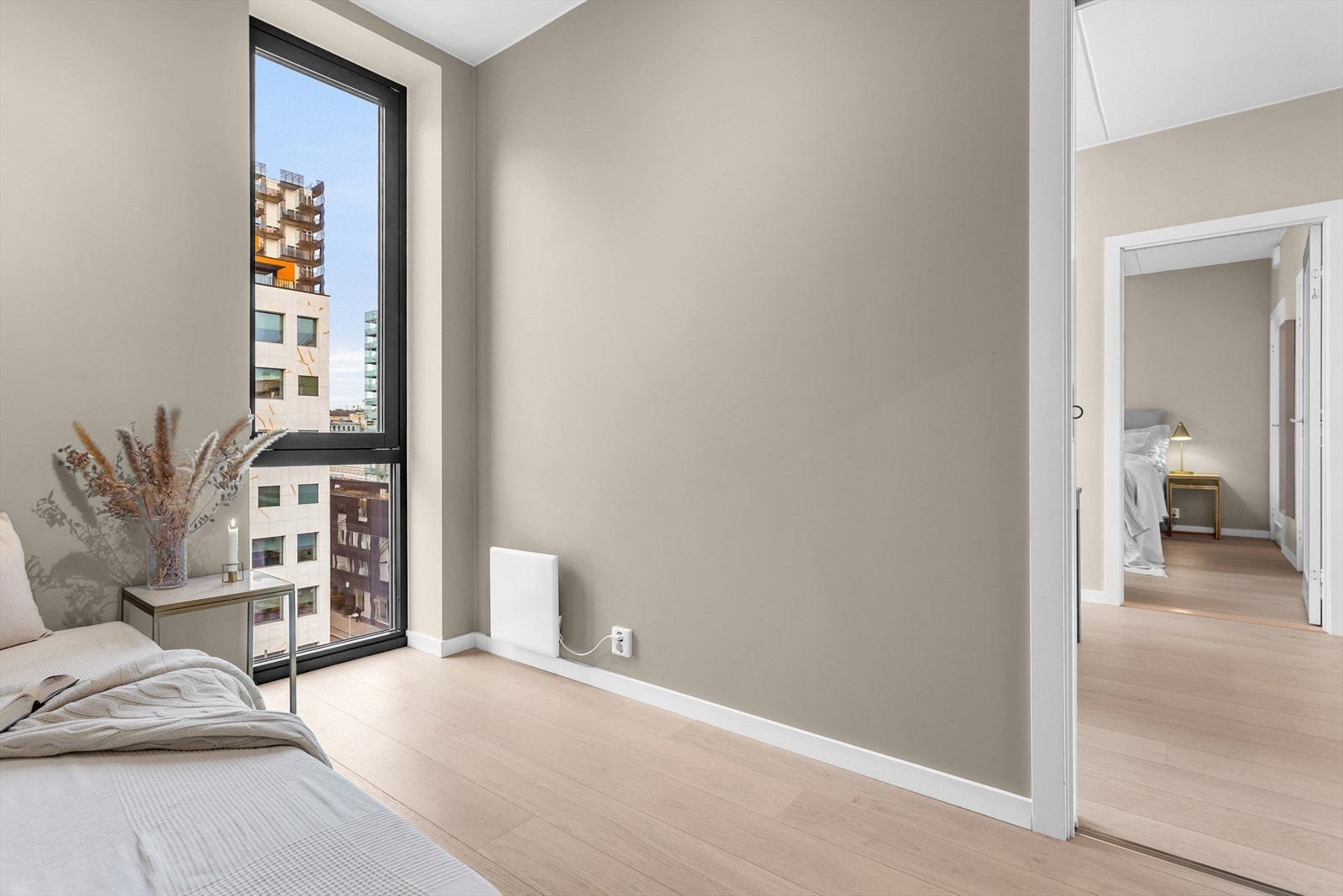 Det er plass til seng, garderobeskap og kontorpult Galleribilde