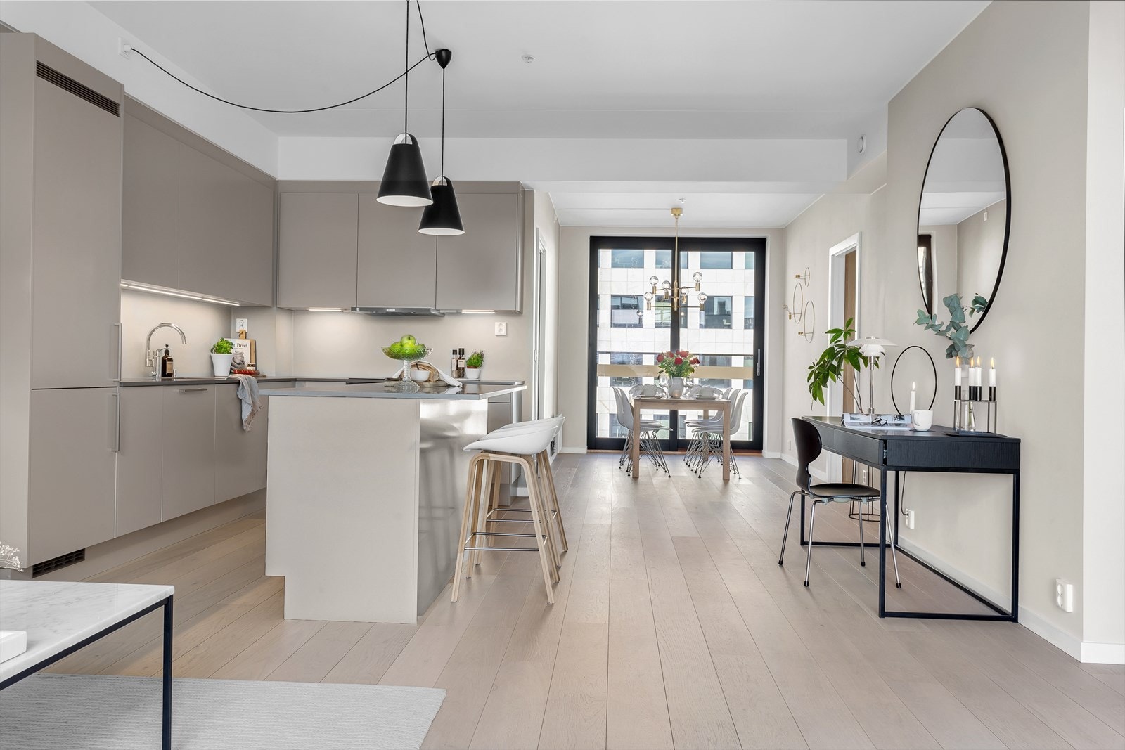 Den gode takhøyden og store vindusflater gir leiligheten et luftig og eksklusivt preg Galleribilde