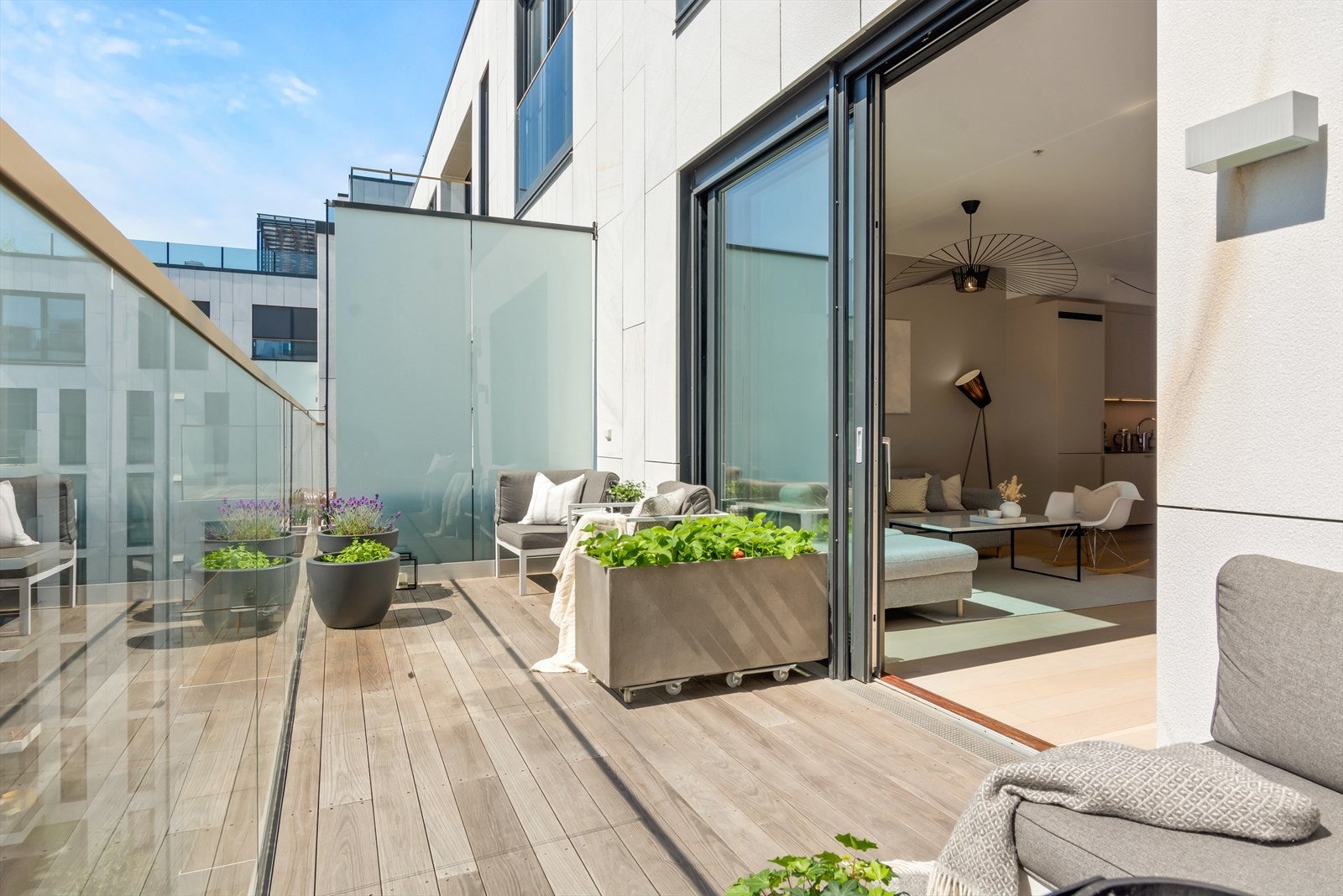 Utgang fra stue gjennom skyvedør med isolerglass Galleribilde