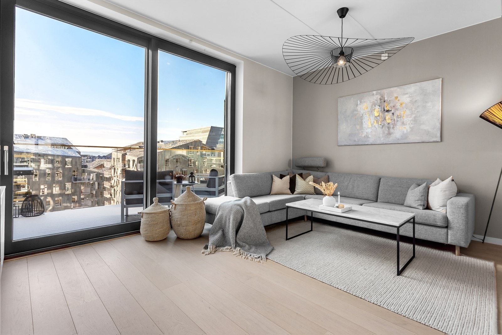 Store vindusflater og takhøyde på 2,70 meter slipper inn rikelig med lys Galleribilde