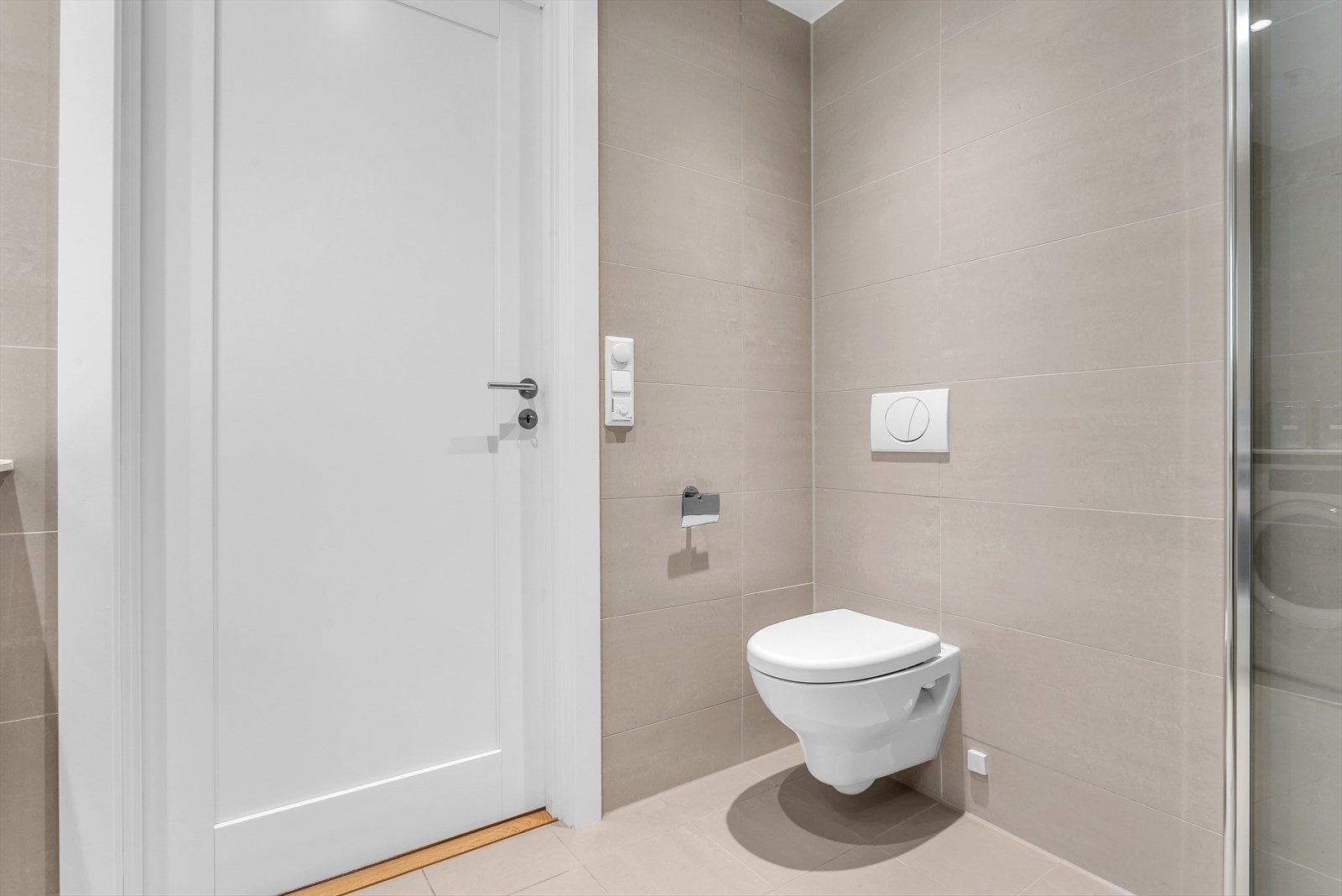 Vegghengt klosett, gulvvarme og downlights Galleribilde