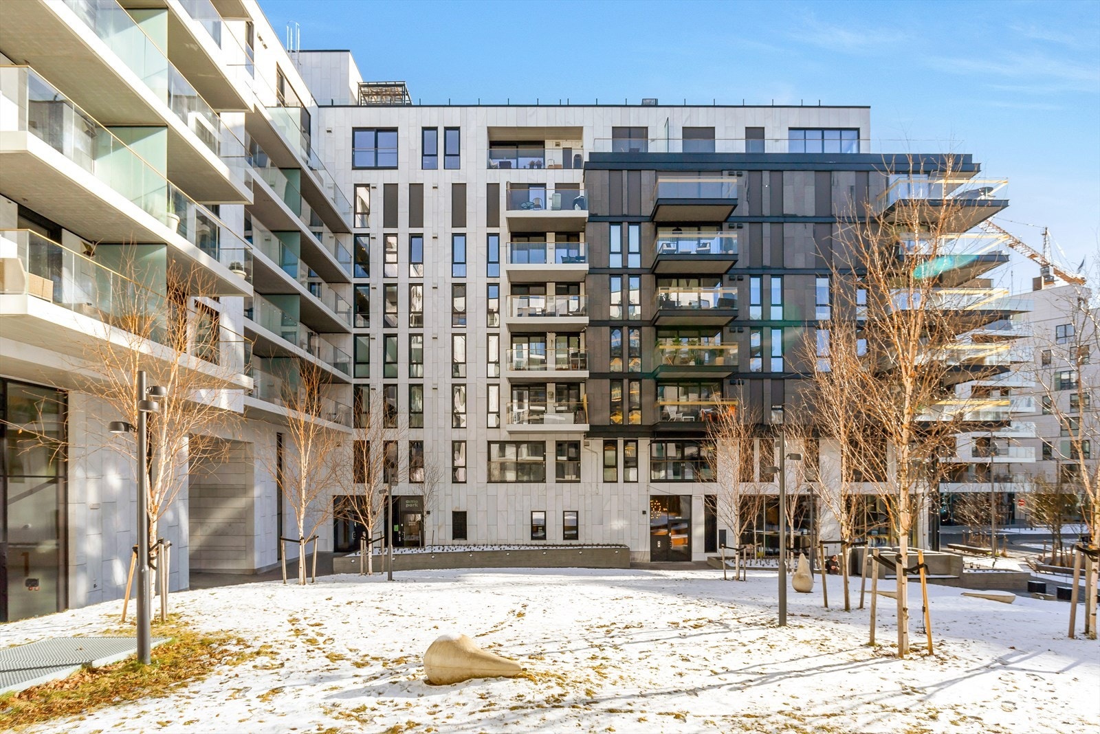 Flott bygg med marmorfasade og fine detaljer som er tegnet av Arcasa Arkitekter Galleribilde