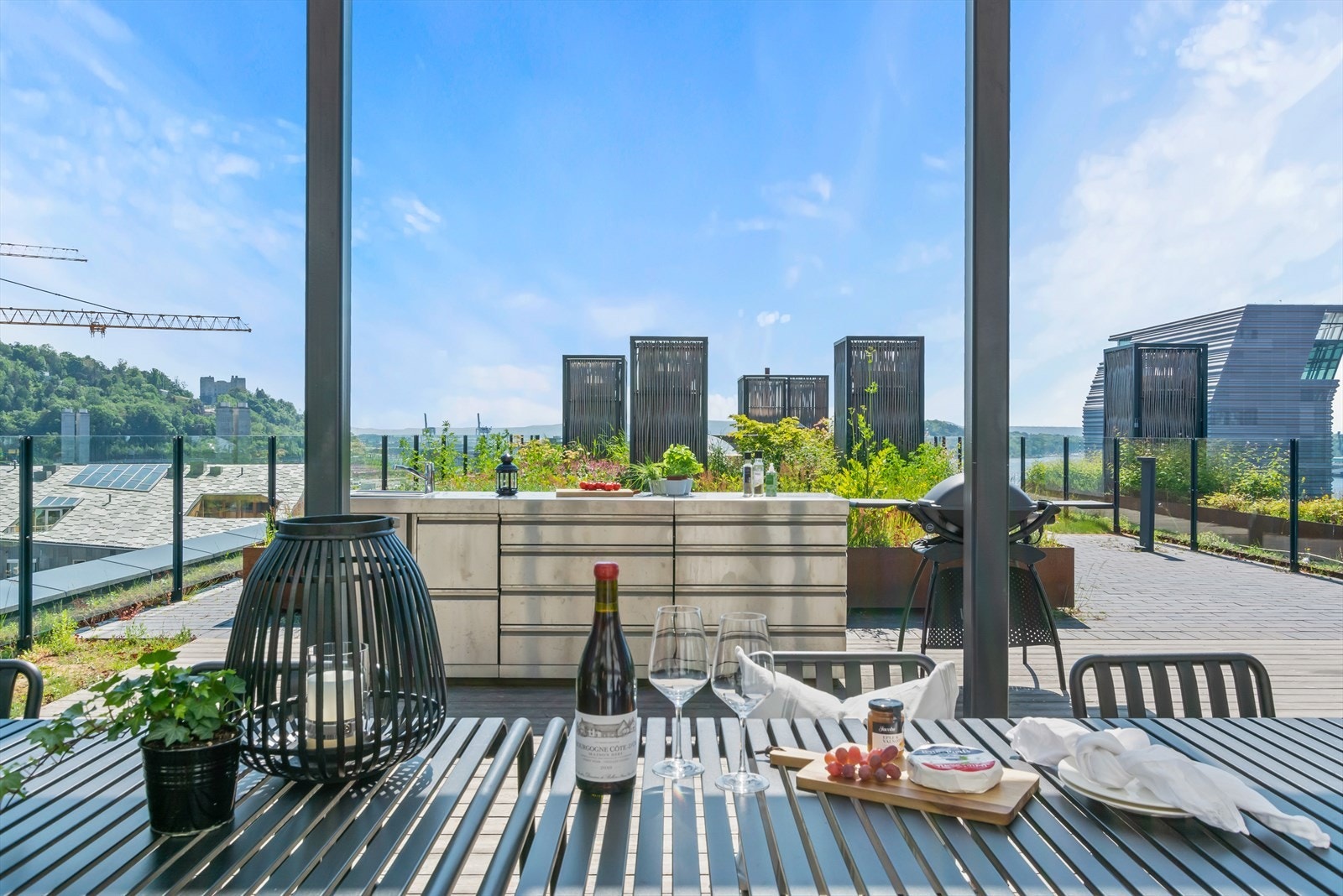 Felles takterrasse med parsellhage, private avlukker med pergola, kjøkken, grill og lekeareal Galleribilde