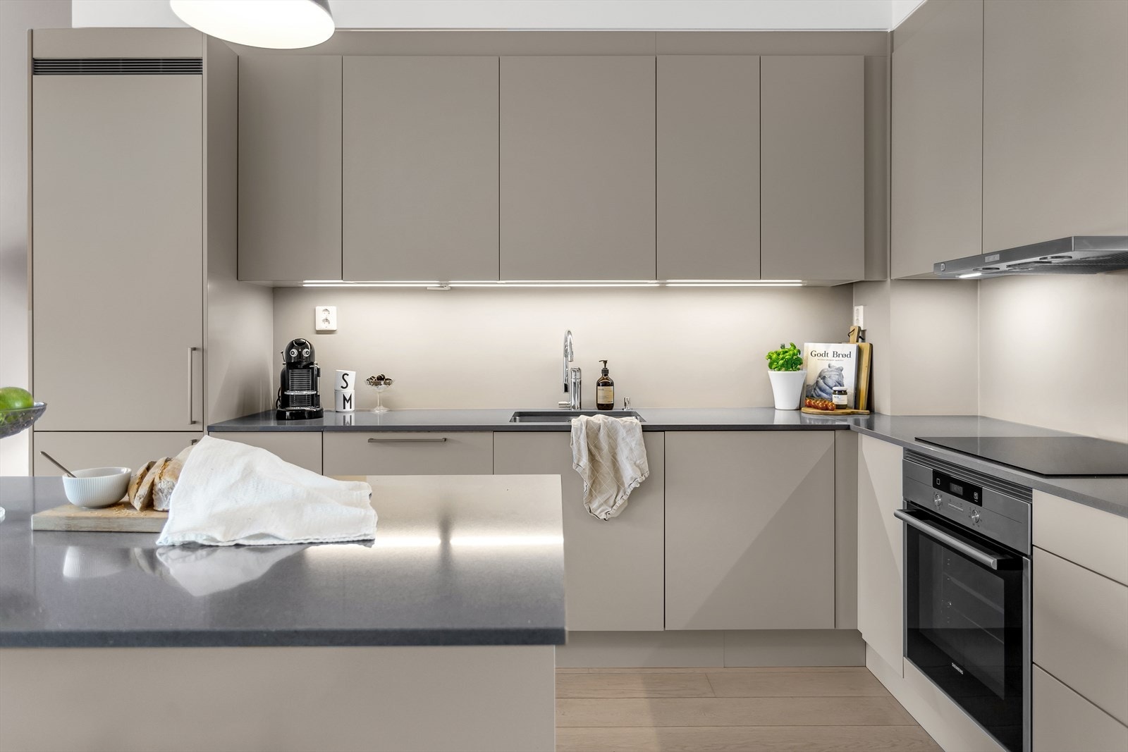 Integrerte hvitevarer som kjøl/frys, oppvaskmaskin, ovn, induksjonstopp fra Siemens og med mekanisk avtrekk fra ventilator Galleribilde