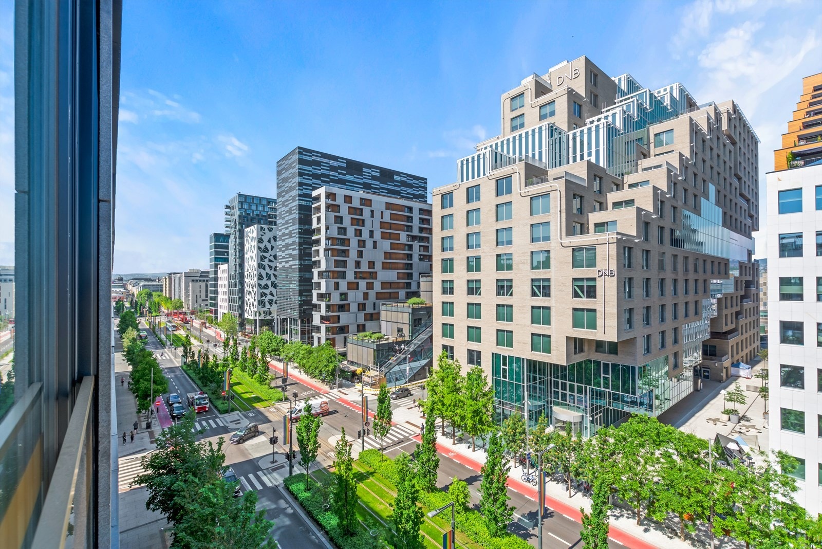 Utsikt fra kjøkkenbordet. Fransk balkong hvor de store vinduene kan åpnes ved å skyves Galleribilde