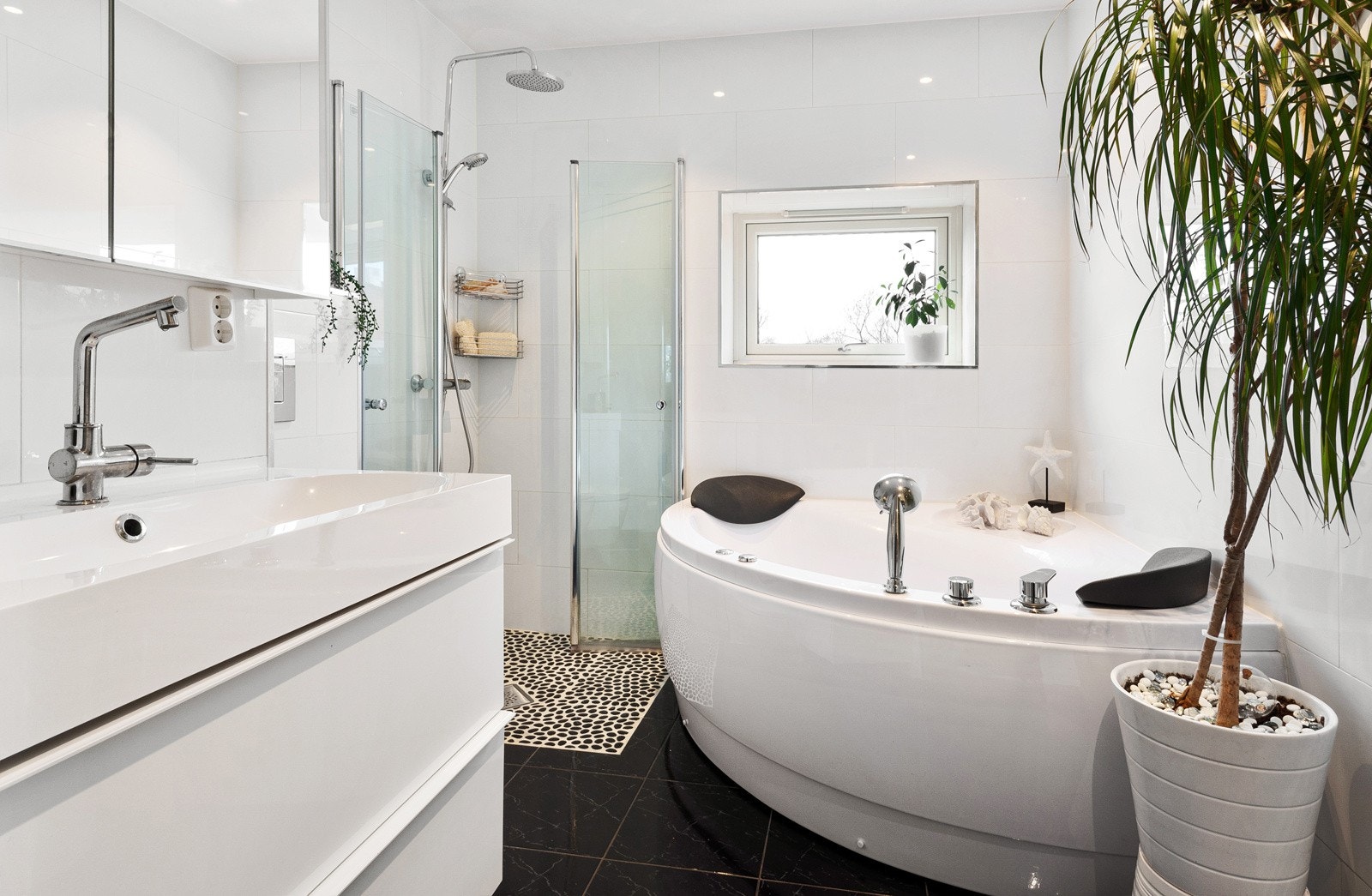 Badet har gode oppbevaringsmuligheter i speilskap og servantskap. Galleribilde