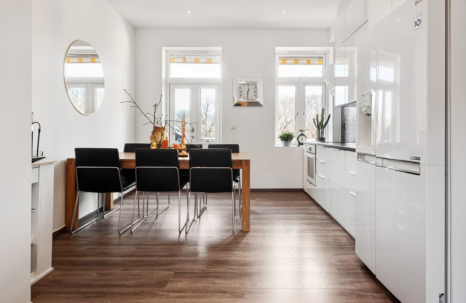 Kjøkkenet har dels åpen løsning til stuen og har god plass til stor spisestue hvor du kan samle venner og familie til et hyggelig måltid. Galleribilde