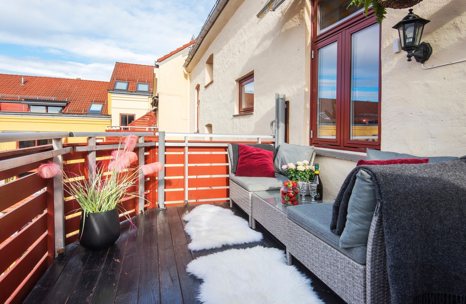 Stor terrasse med plass til å møblere slik du ønsker. Galleribilde