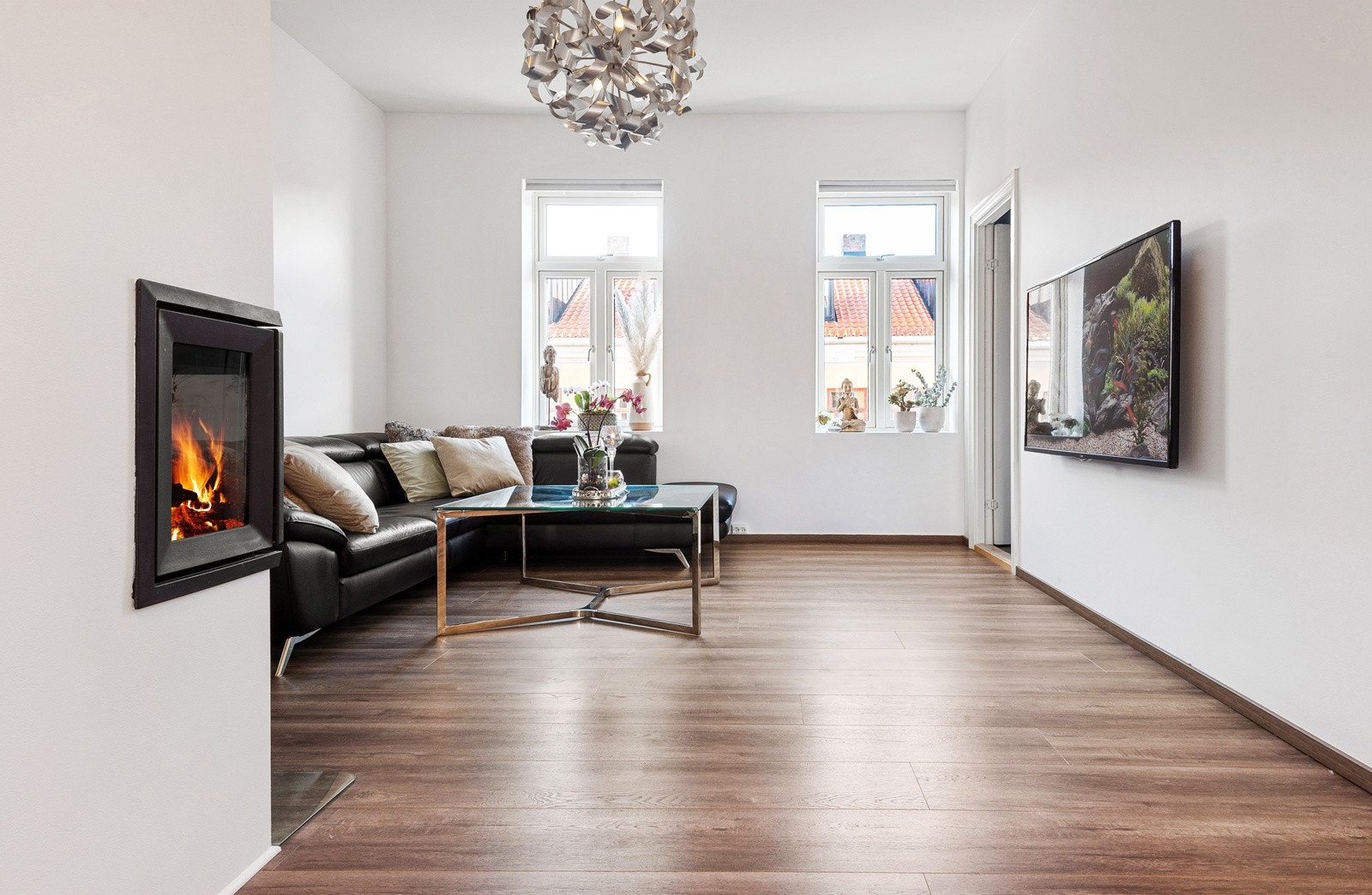 Leiligheten har en sosial og åpen stue/kjøkken løsning. Stuen oppleves som delikat og luftig med store vinduer som gir rikelig med lys og godt med gulvareal. Galleribilde