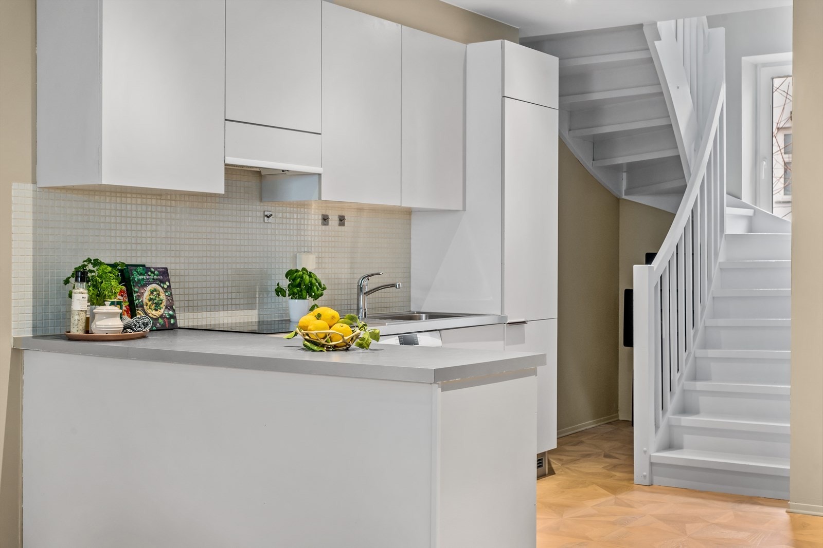 Tidløst kjøkken med slette overflater Galleribilde