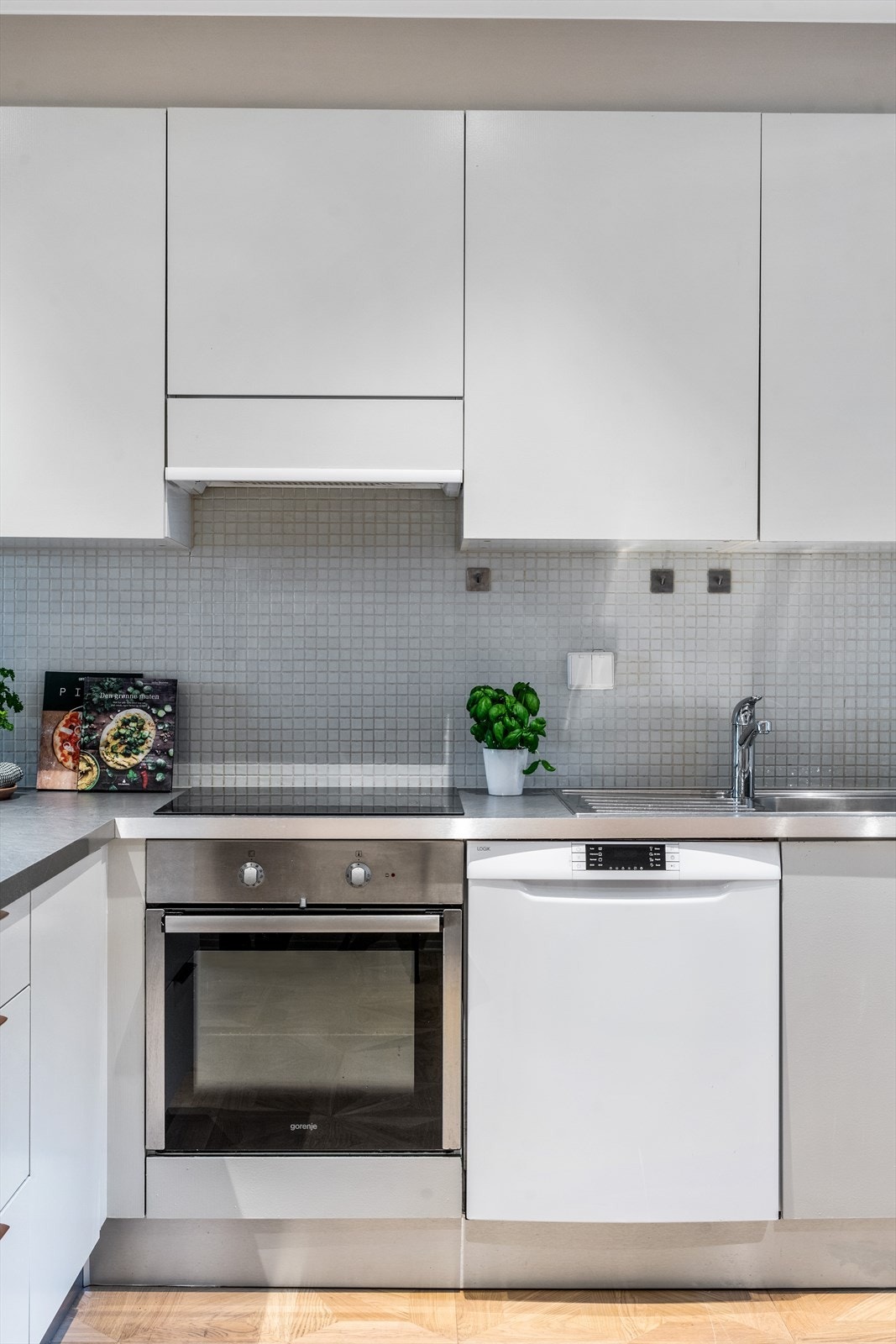 Integrert stekeovn fra Gorenje med keramisk platetopp - oppvaskmaskin fra Logik Galleribilde