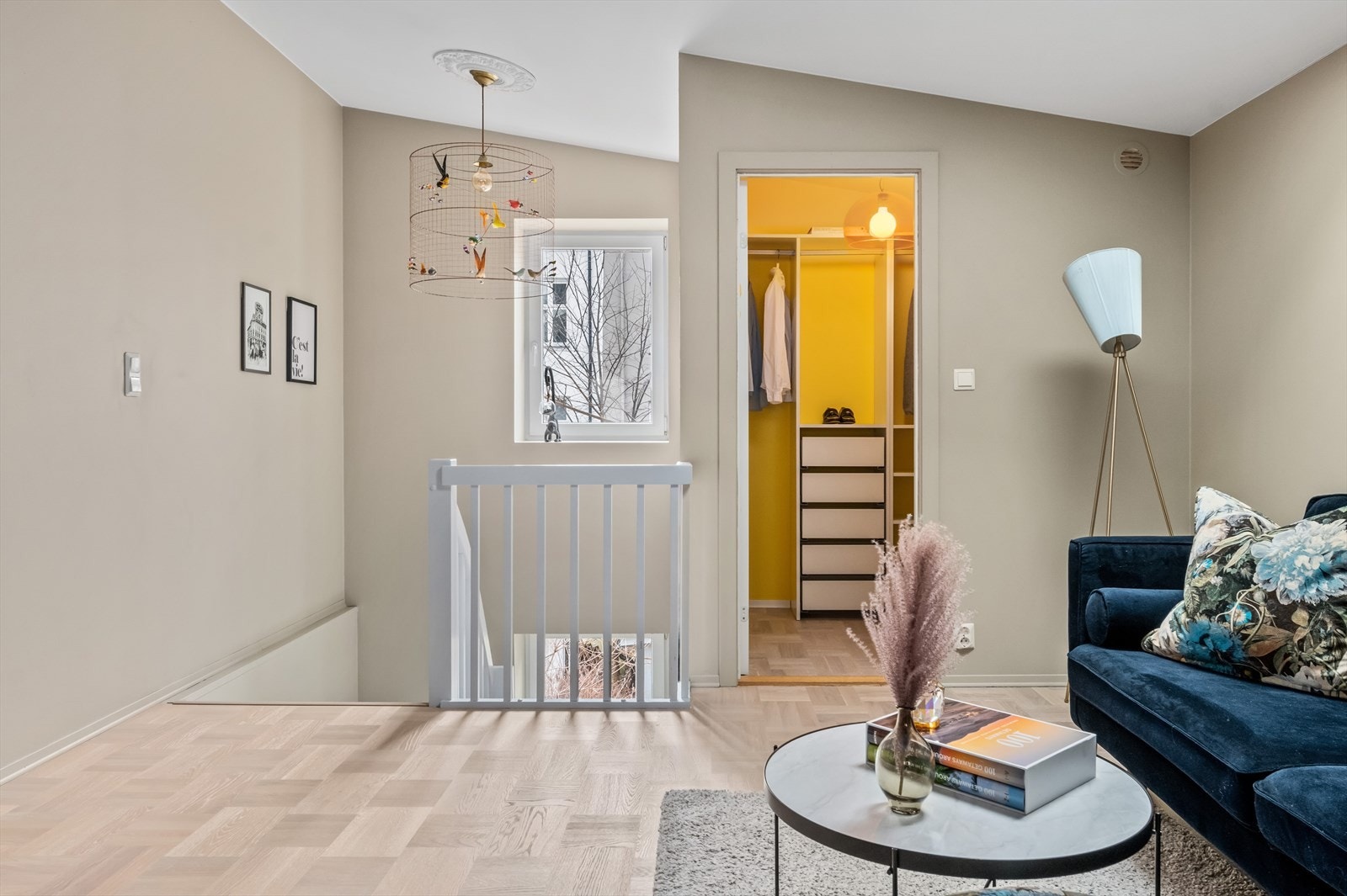 Overflater i stuen ble malt i 2021 - nydelig lys parkett fra Tarkett fra 2019 Galleribilde