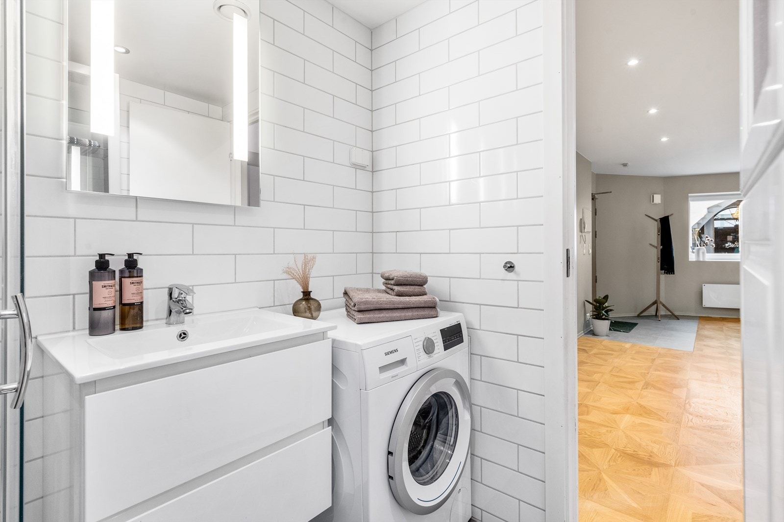 Baderommet har opplegg til vaskemaskin og mulighet for vaskesøyle/tørketrommel Galleribilde