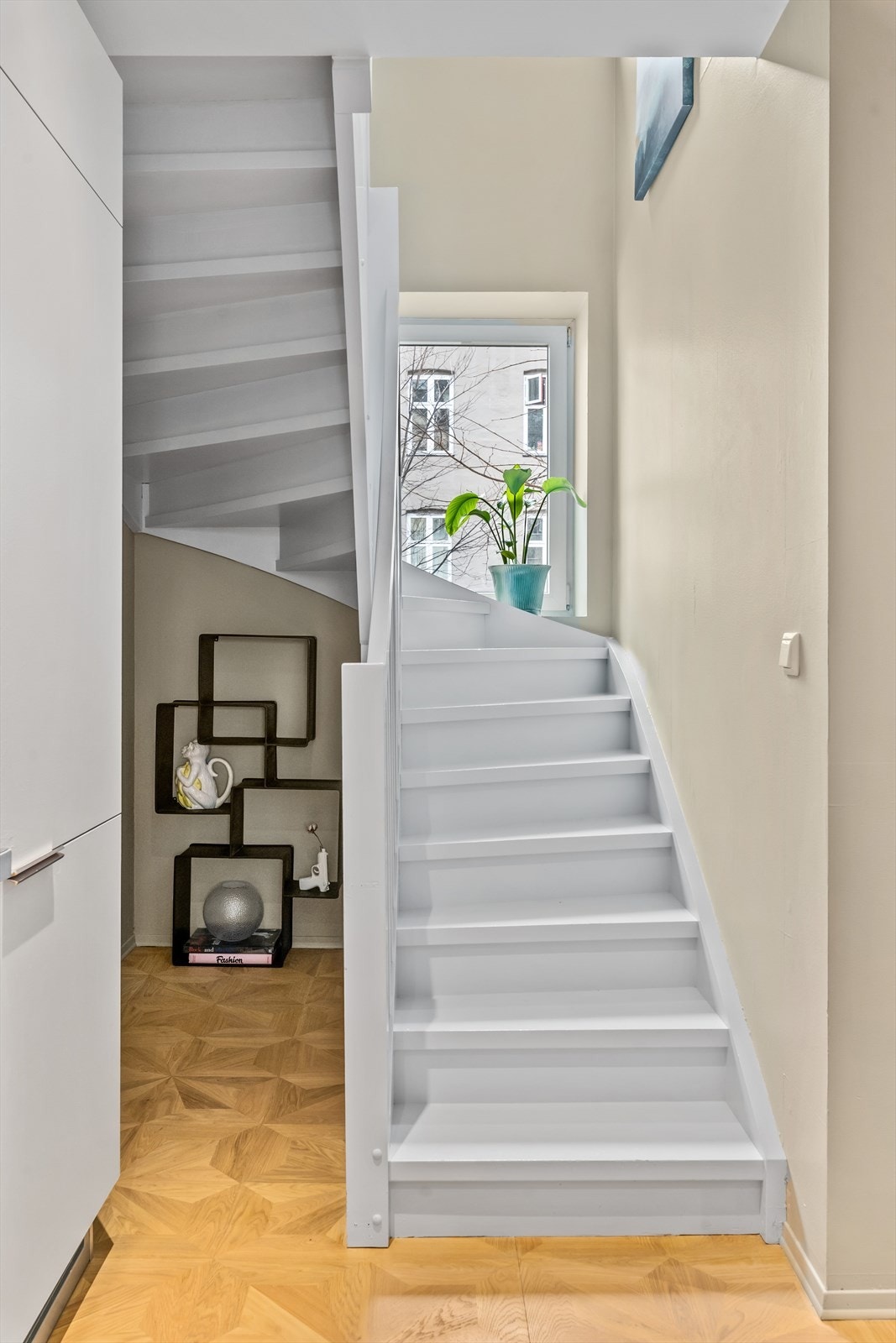 Under trappen er det mulighet for ekstra oppbevaring Galleribilde