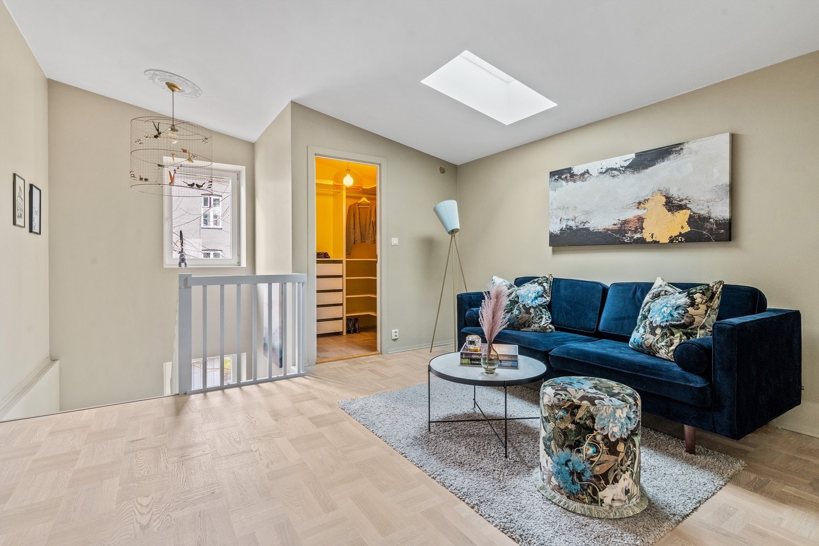 Vakker stue med sjarmereden skråtak - et hyggelig samlingspunkt i boligen Galleribilde