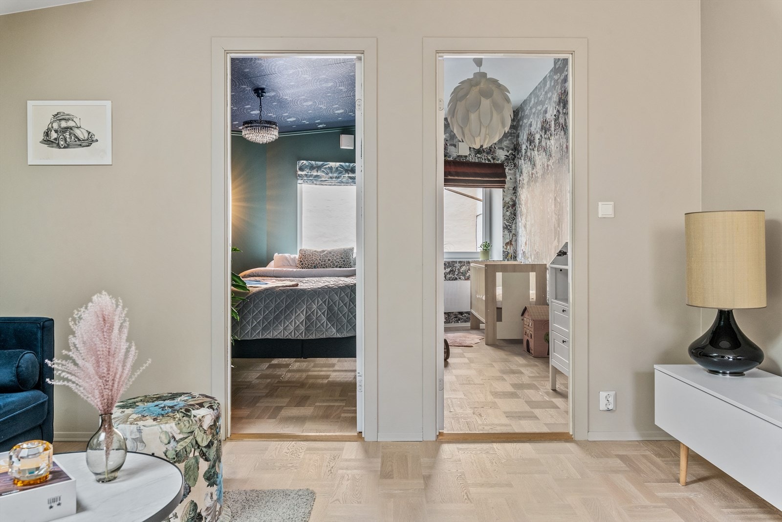 Fra stuen er det inngang til begge soverom Galleribilde