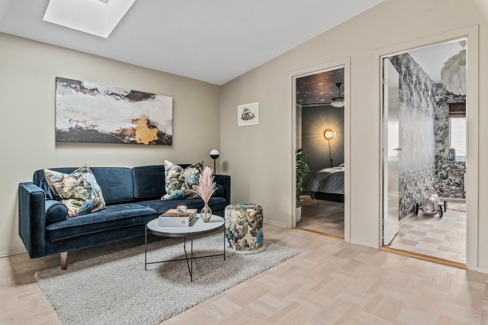 Sjarmerende skråtak gir en luftig følelse i rommet Galleribilde