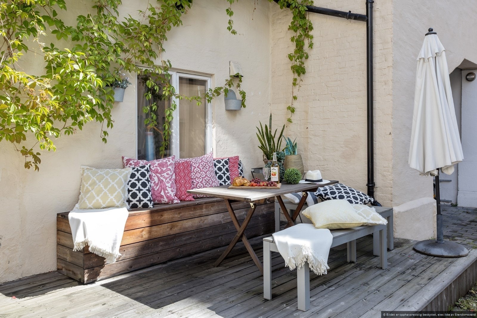 Nydelig bakgård - her kan du nyte solen i hyggelige omgivelser Galleribilde