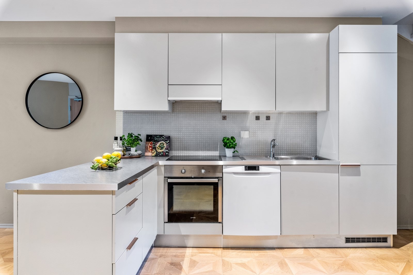 Kjøkkenet har godt med oppbevaringsplass og fine arbeidssoner Galleribilde