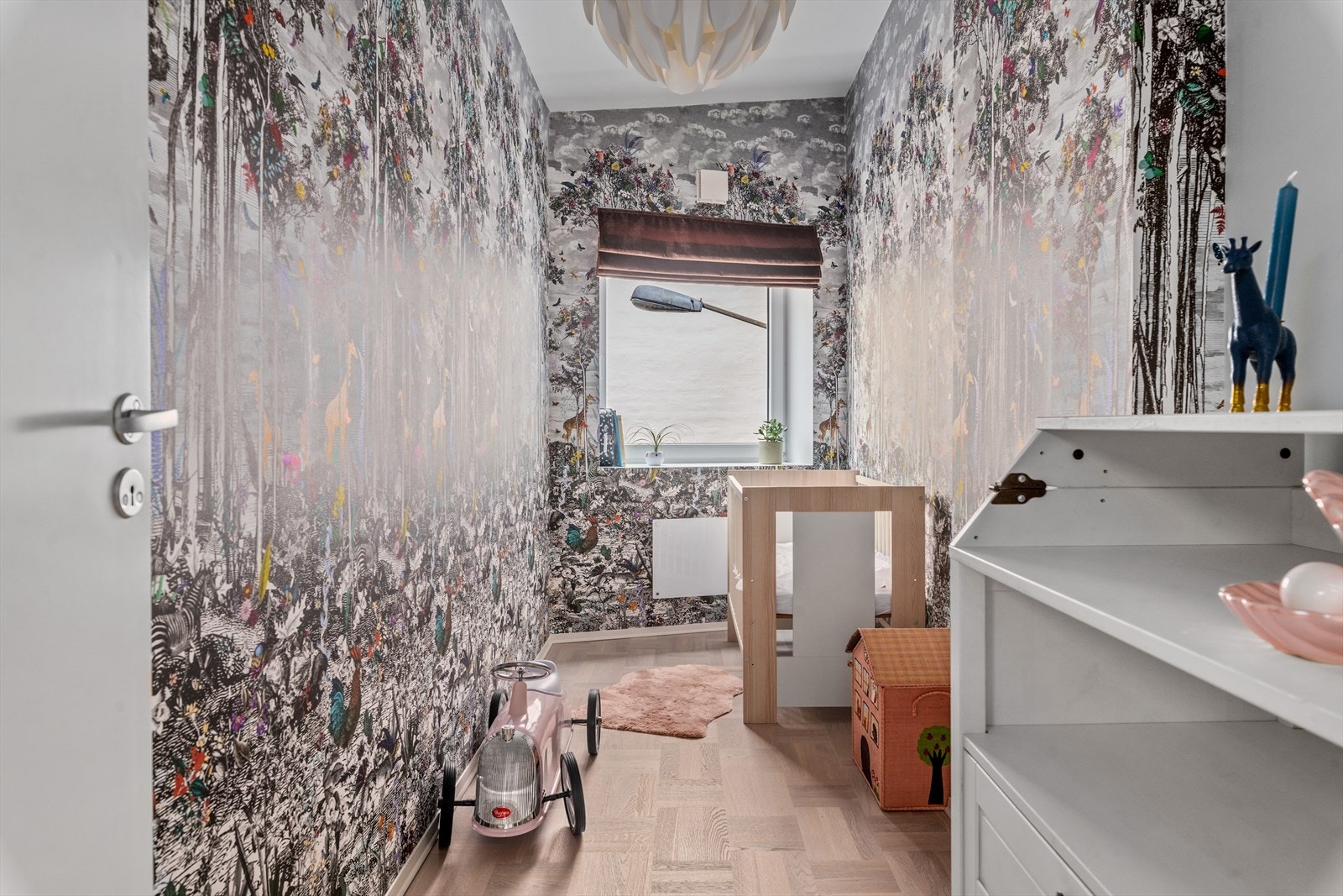 Soverommet har generøs takhøyde og godt med naturlig lysinnslipp Galleribilde