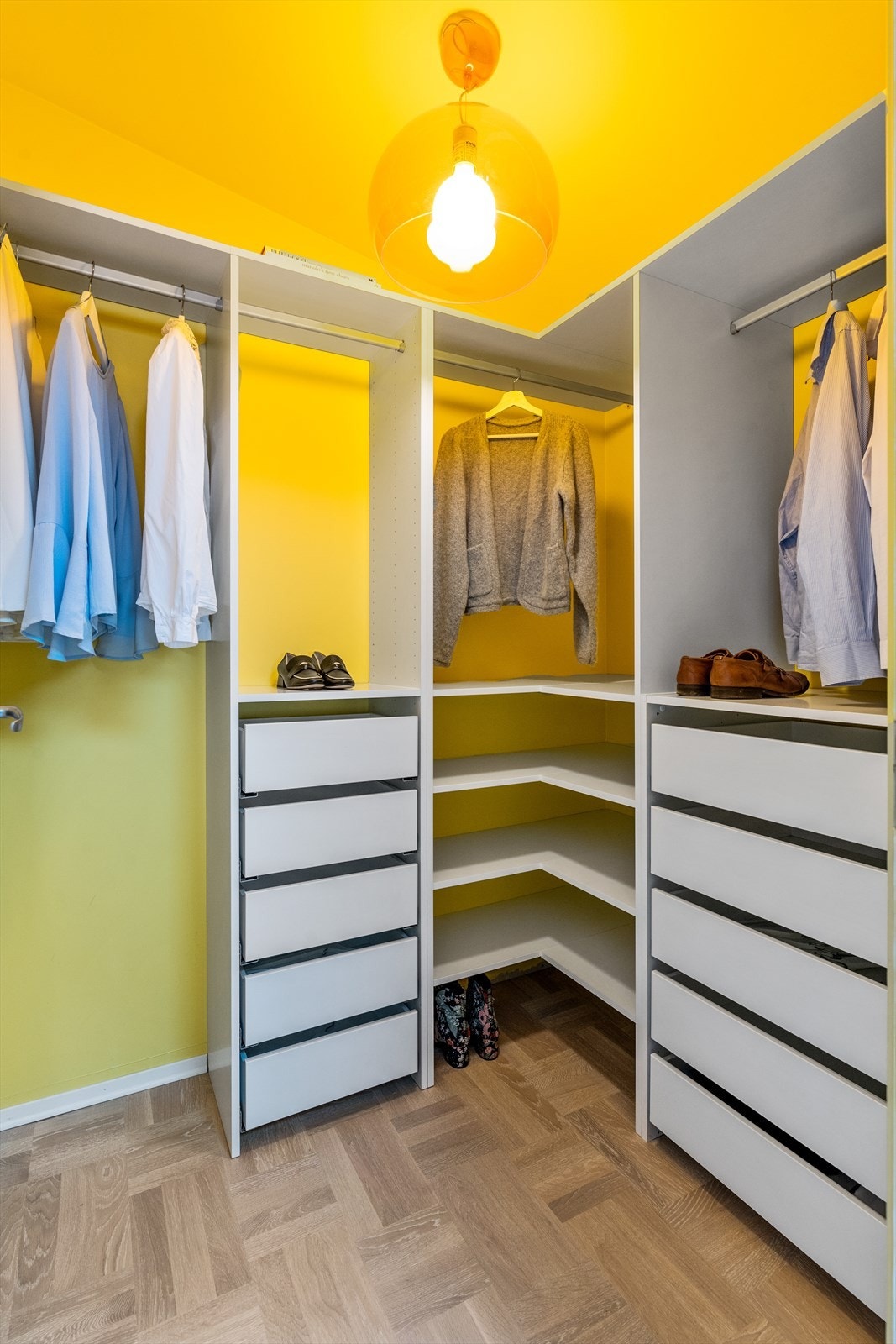 Praktisk walk-in garderobe malt i en sprek og livlig farge Galleribilde