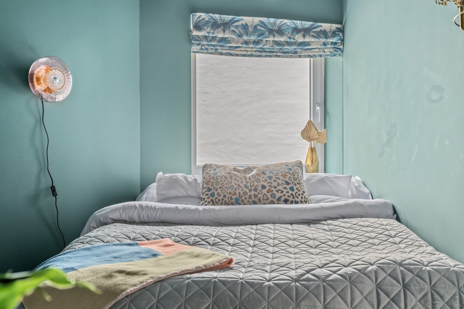 Soverommet har et herlig vindu som slipper inn rikelig med naturlig lys Galleribilde