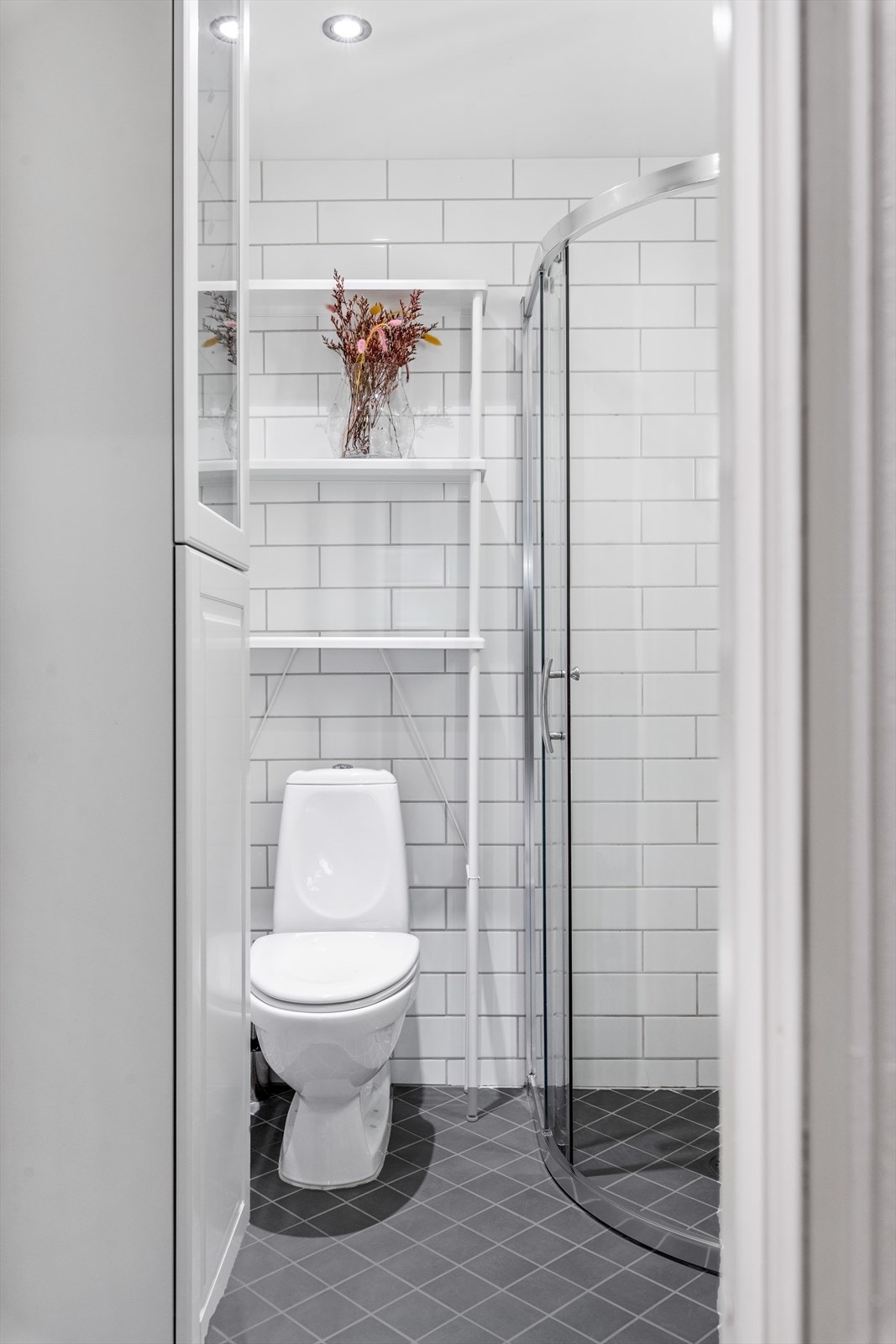 Det er montert et praktisk skap på vegg for ytterligere oppbevaring Galleribilde