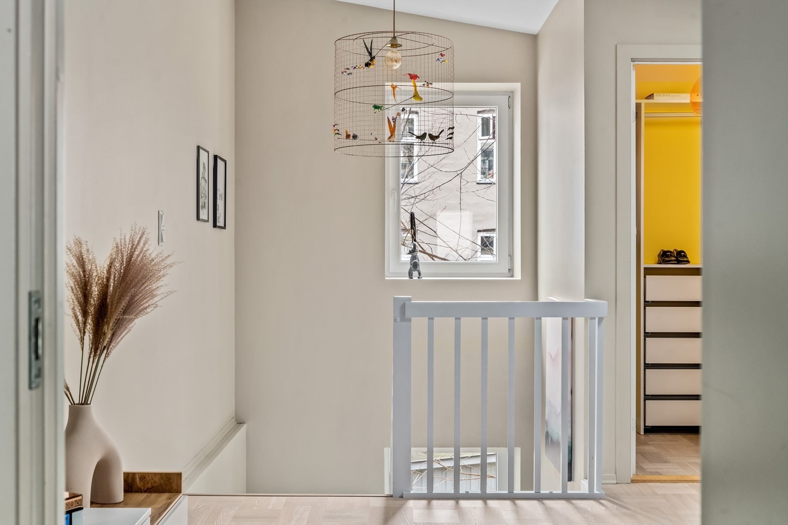 Velkommen til boligens andre etasje - rikelig med naturlig lysinnslipp skaper en unik atmosfære i stuen Galleribilde