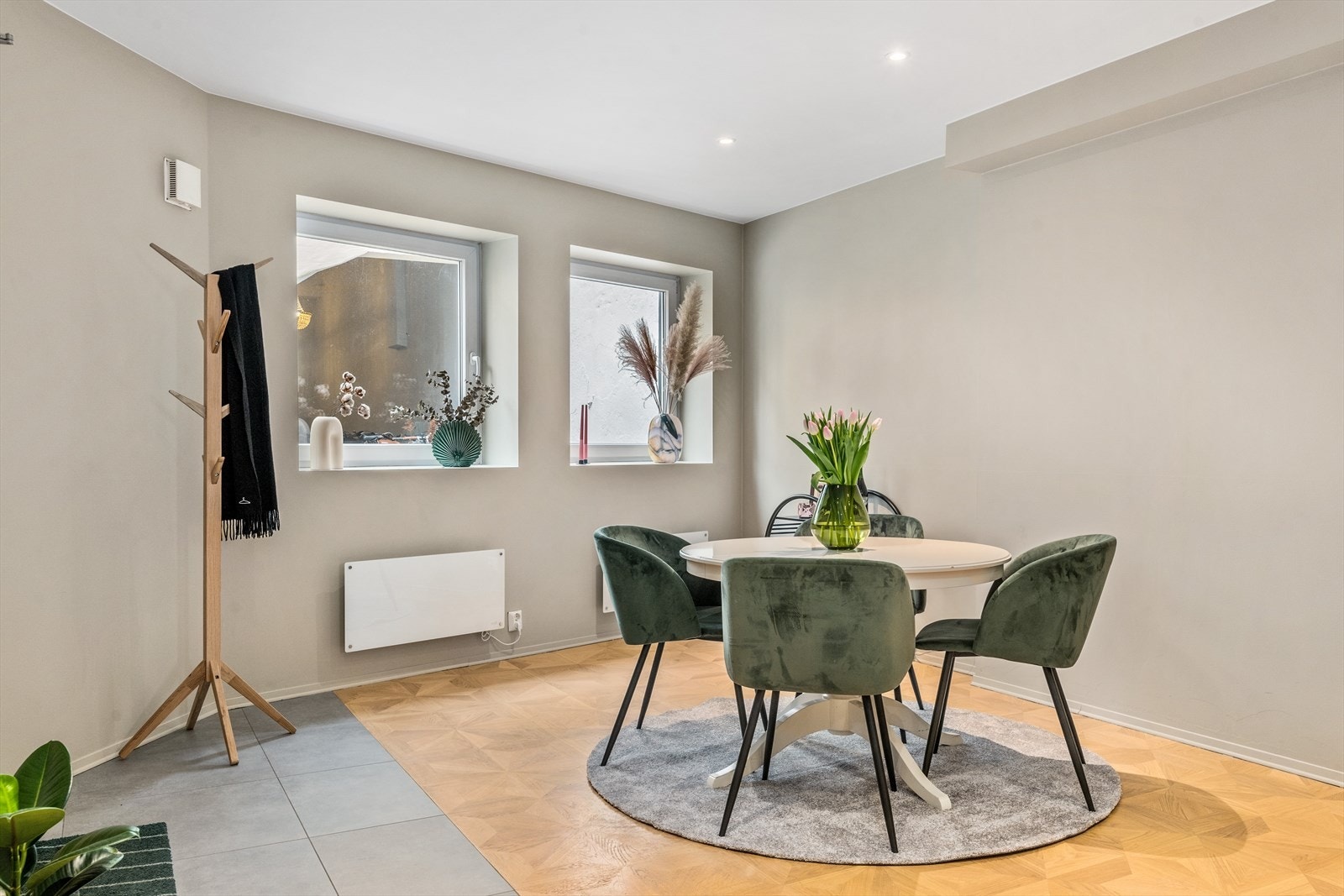 Praktisk flislagt entré med plass til yttertøy Galleribilde