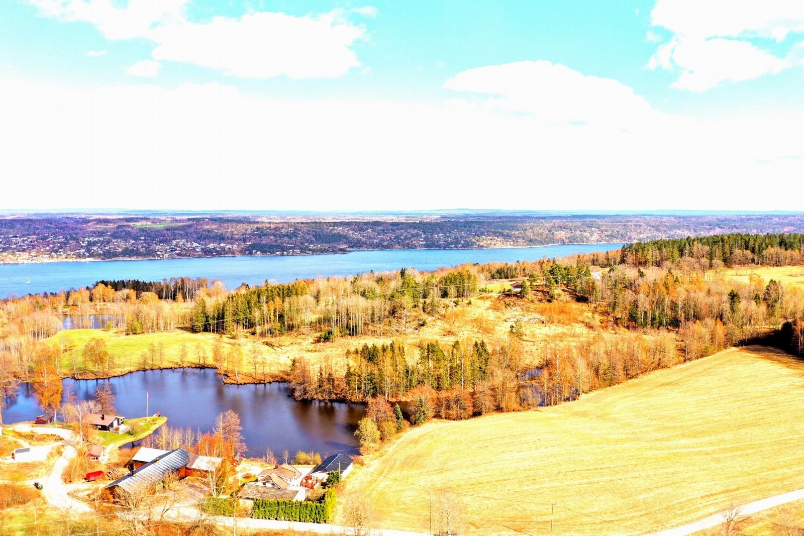 Landlig og fritt kun en drøy kilometer fra sjøen Galleribilde