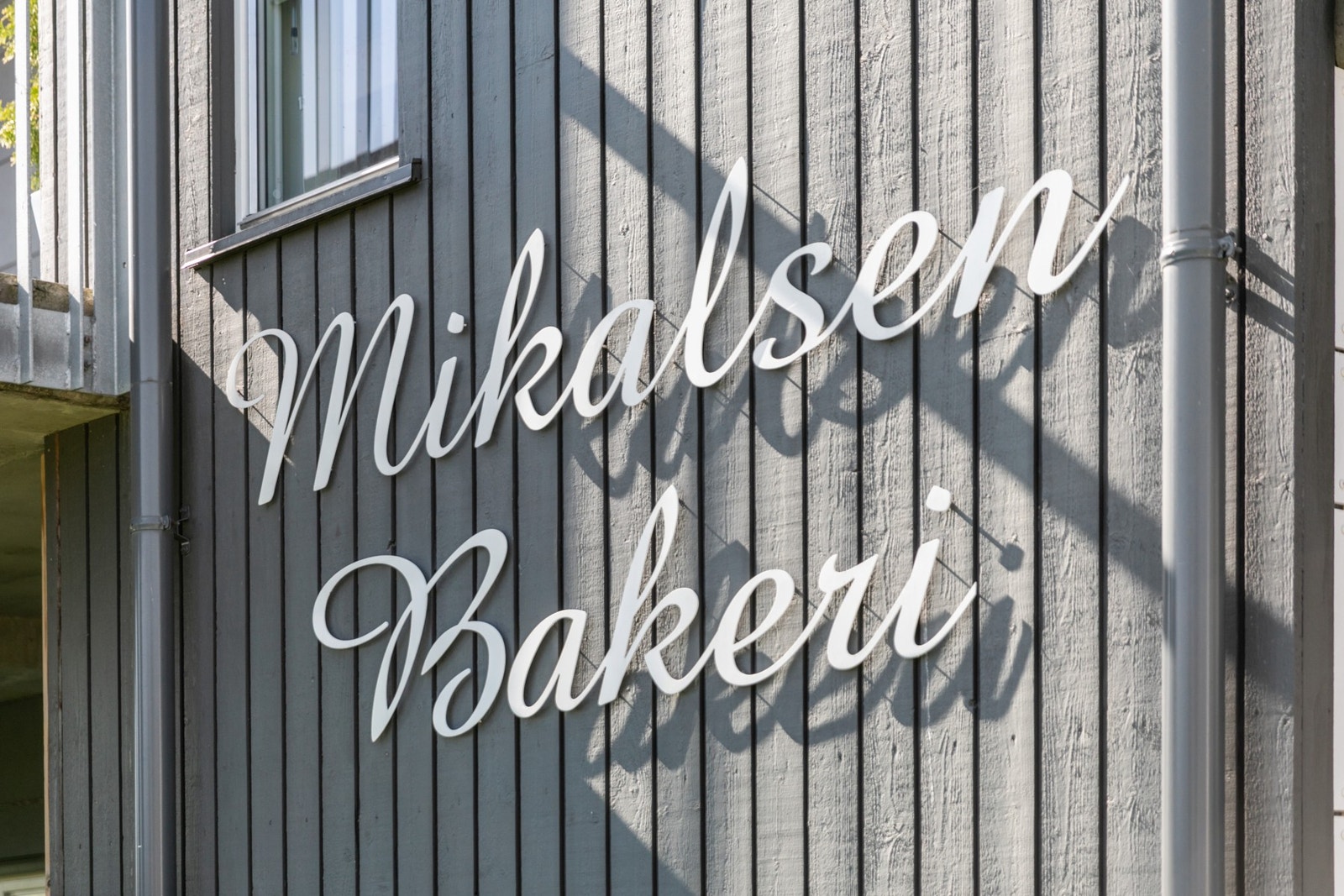 Her finner man også bakeri, legesenter, tannlege og busstopp. Galleribilde