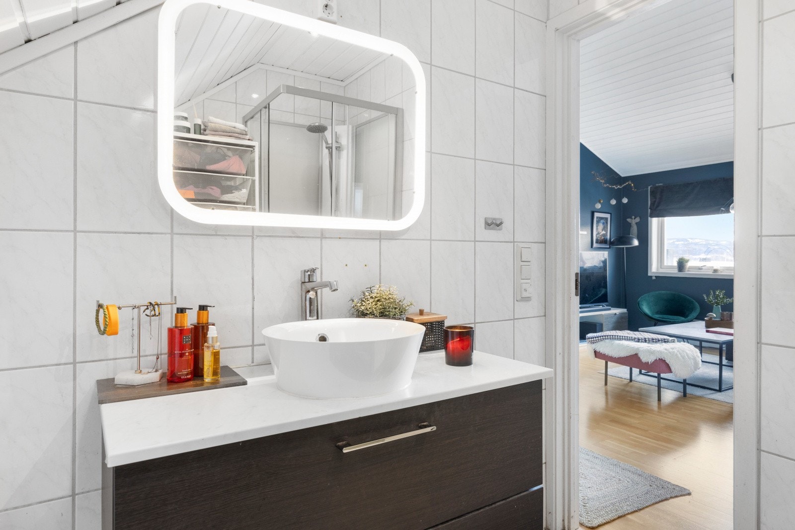 Bad ble oppgradert i 2019 med bl.a. nytt toalett, nye gulvfliser og ny baderomsinnredning. Galleribilde