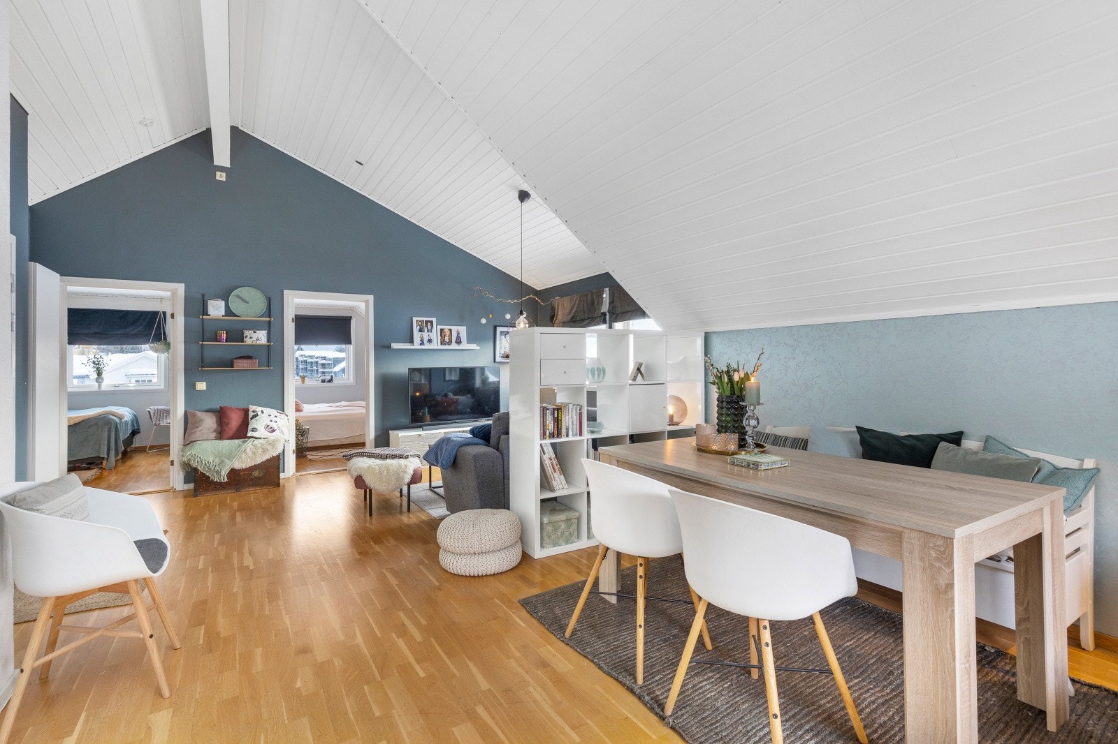 I overgangen til kjøkken faller spisebordet naturlig på plass. Galleribilde