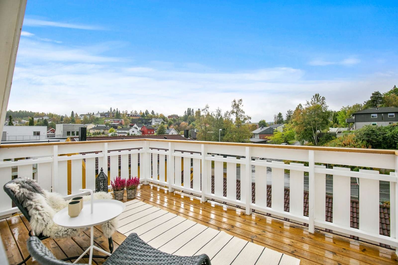 Her nyter man glimrende solforhold, og med beliggenhet i byggets øverste etasje har man en fin utsikt over nærområdet. Galleribilde