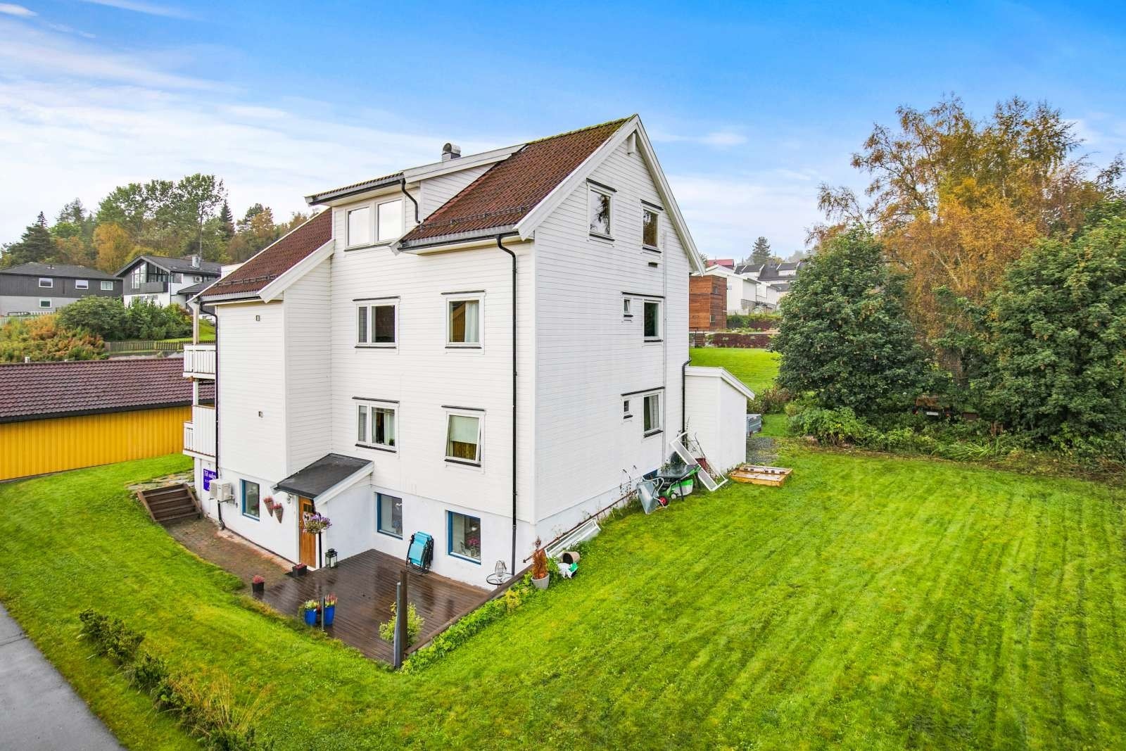 Fasade. Stor og grønn plen. Galleribilde