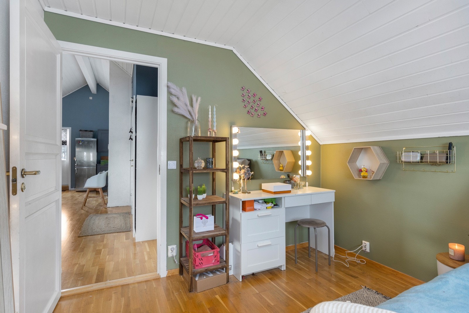 God plass for skrivebord eller garderobeløsninger. Galleribilde