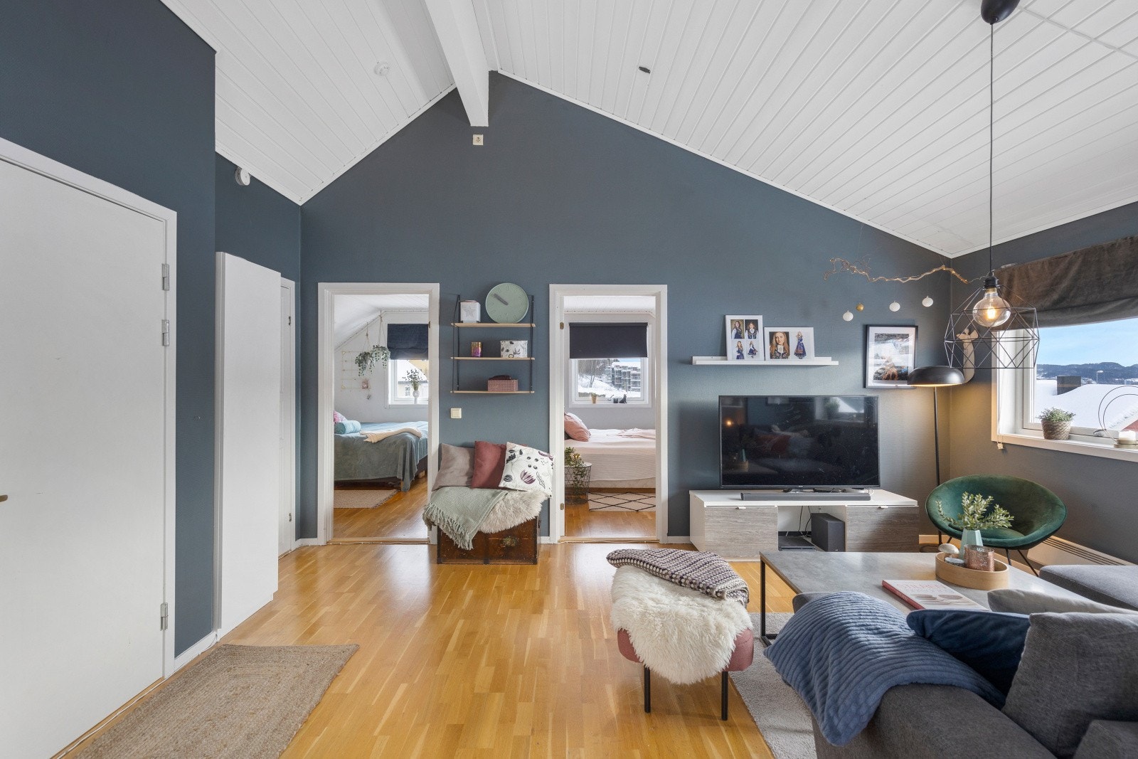 Stue sett mot leilighetens to soverom. Galleribilde