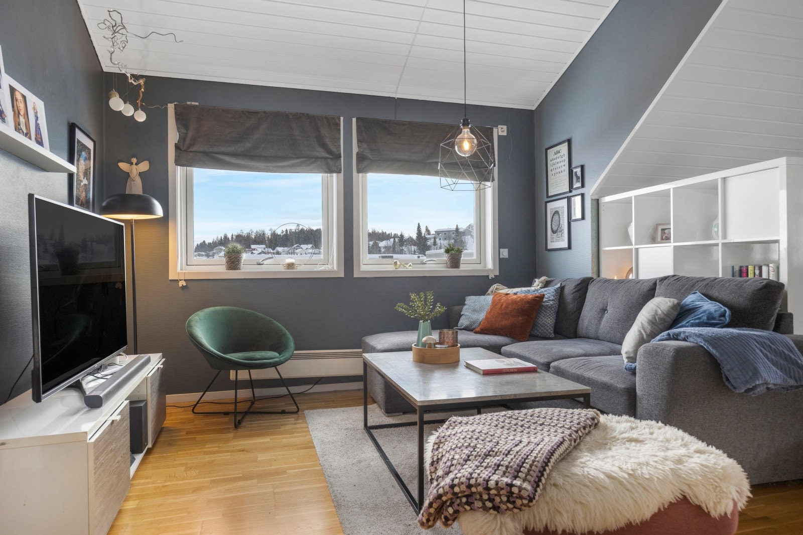 Leiligheten har store vindusflater som gir rikelig med naturlig lysinnslipp. Galleribilde