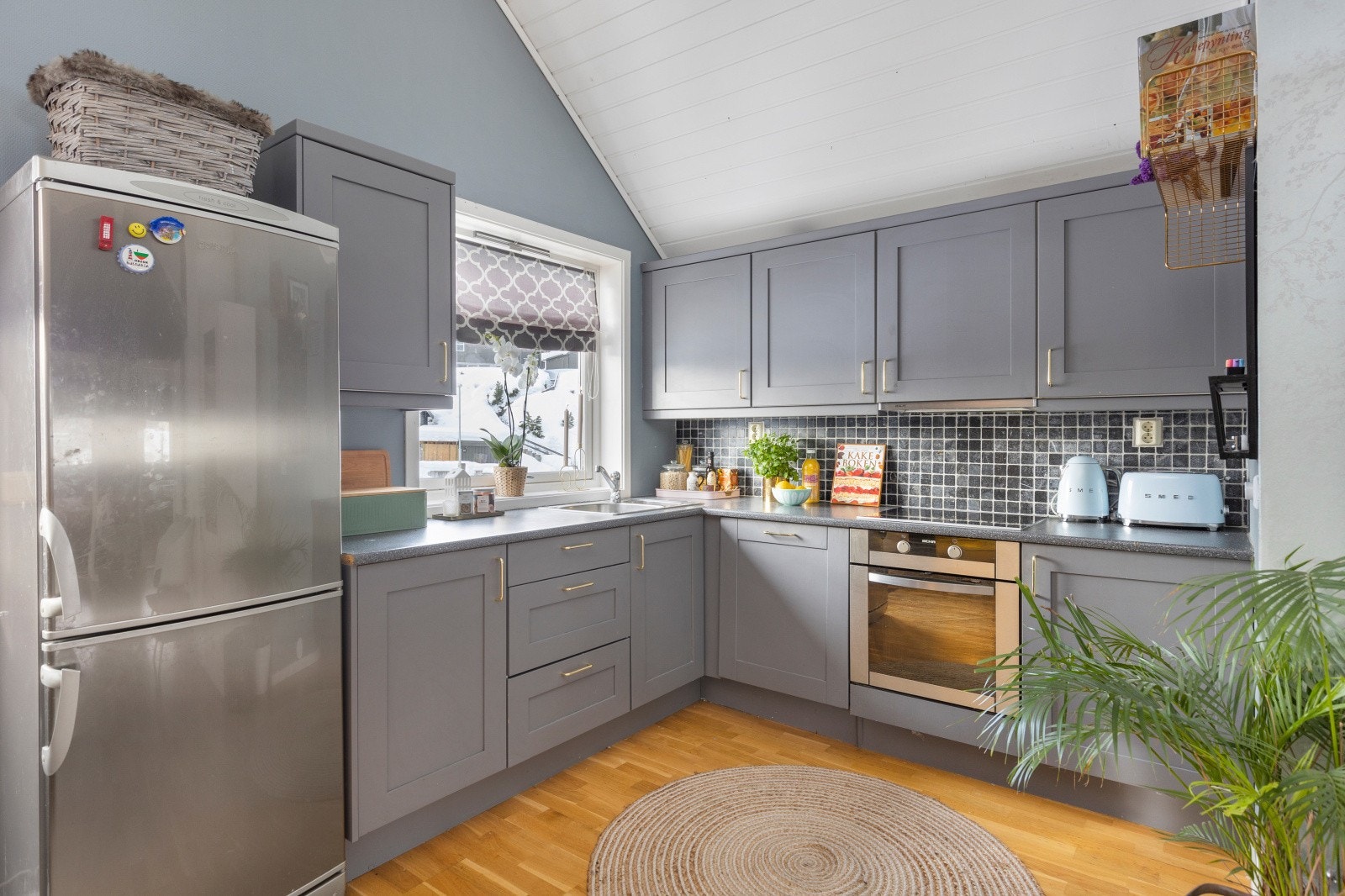 Flott kjøkken med mye skap- og benkeplass. Galleribilde