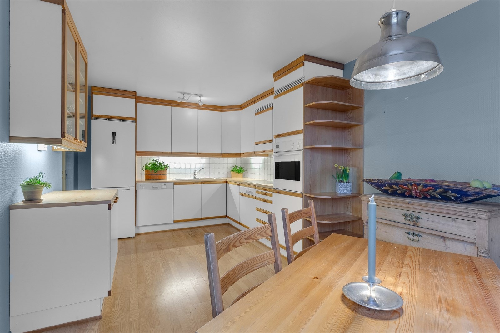 Kjøkken av god størrelse med plass til spisemøblement Galleribilde