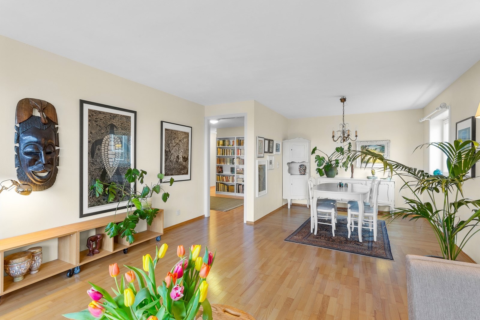 Spisestue i forlengelse av stuen, her kan man enkelt etablere ett ekstra soverom Galleribilde